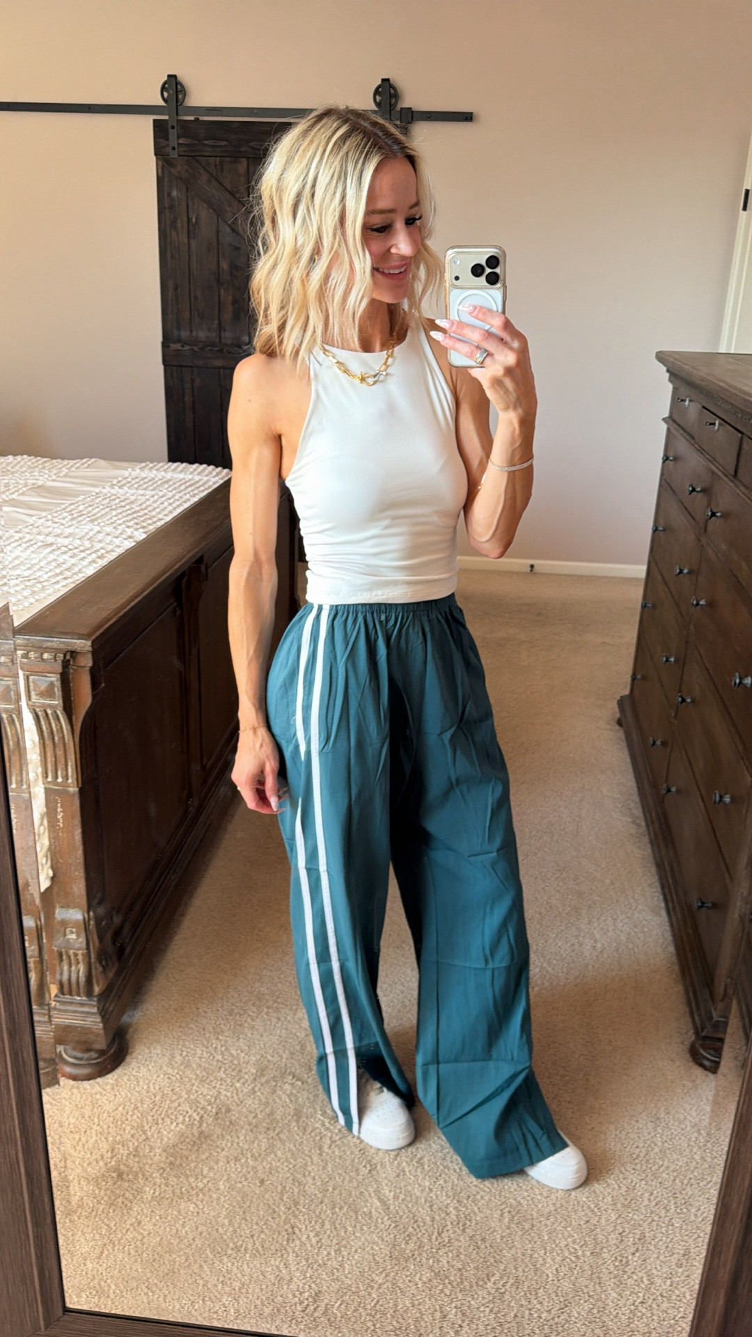 OK ladies, you need these pants! I decided to get a S instead of an XS so they are not as tight on my stomach. Tall girl, friendly, and you can also roll them at the waistband. I love the slit on the ankle, and they are such a soft material instead of the regular crunchy tracksuit material. Might need to purchase them in the pink also 🩷 These are the teal blue