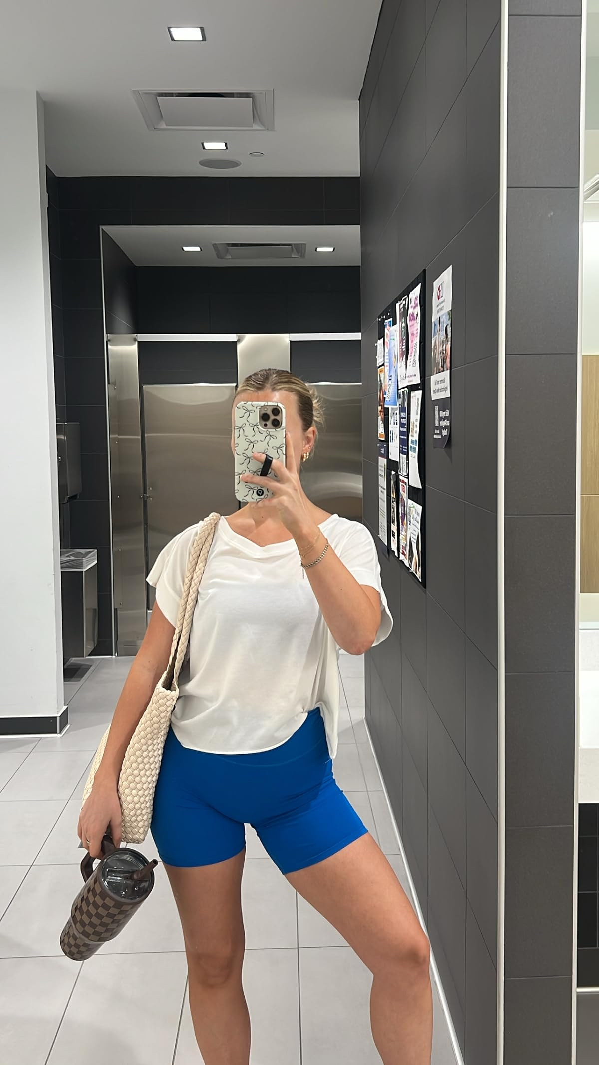 Gym fit for lower body day | love this open back top to throw on for the gym! Wearing small in tee, sports bra and shorts. 

 