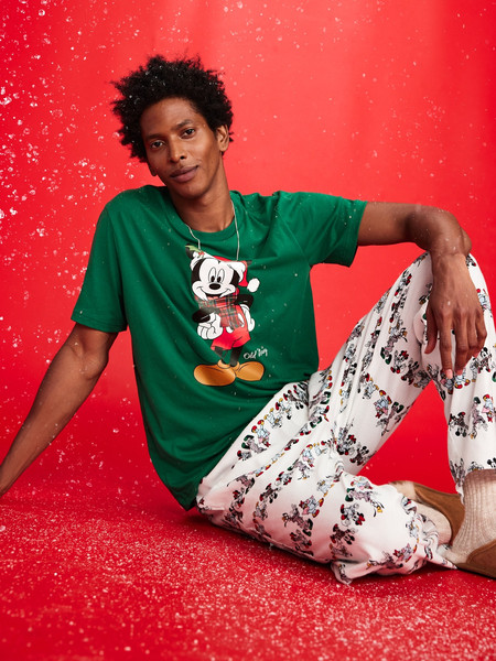 Old Navy x Disney Holiday-Graphic T-Shirt for Men | Old Navy (US)