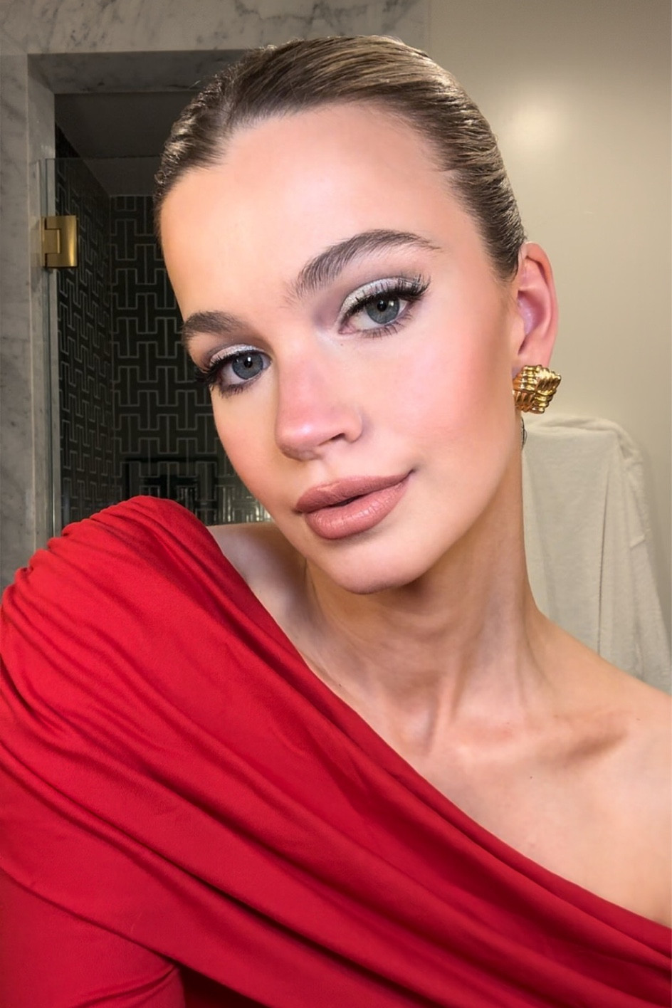 Silver eye glam 

#LTKbeauty #LTKFestival #LTKstyletip
