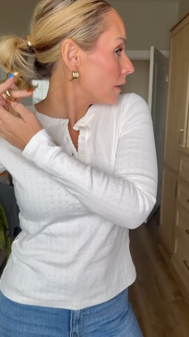 Almost chose sweatpants… then remembered I own this jacket 🤍 Easy, comfy, pulled-together — the kind of outfit that looks like you tried (even when you didn’t). This is my current favorite throw-on layer for in-between weather.