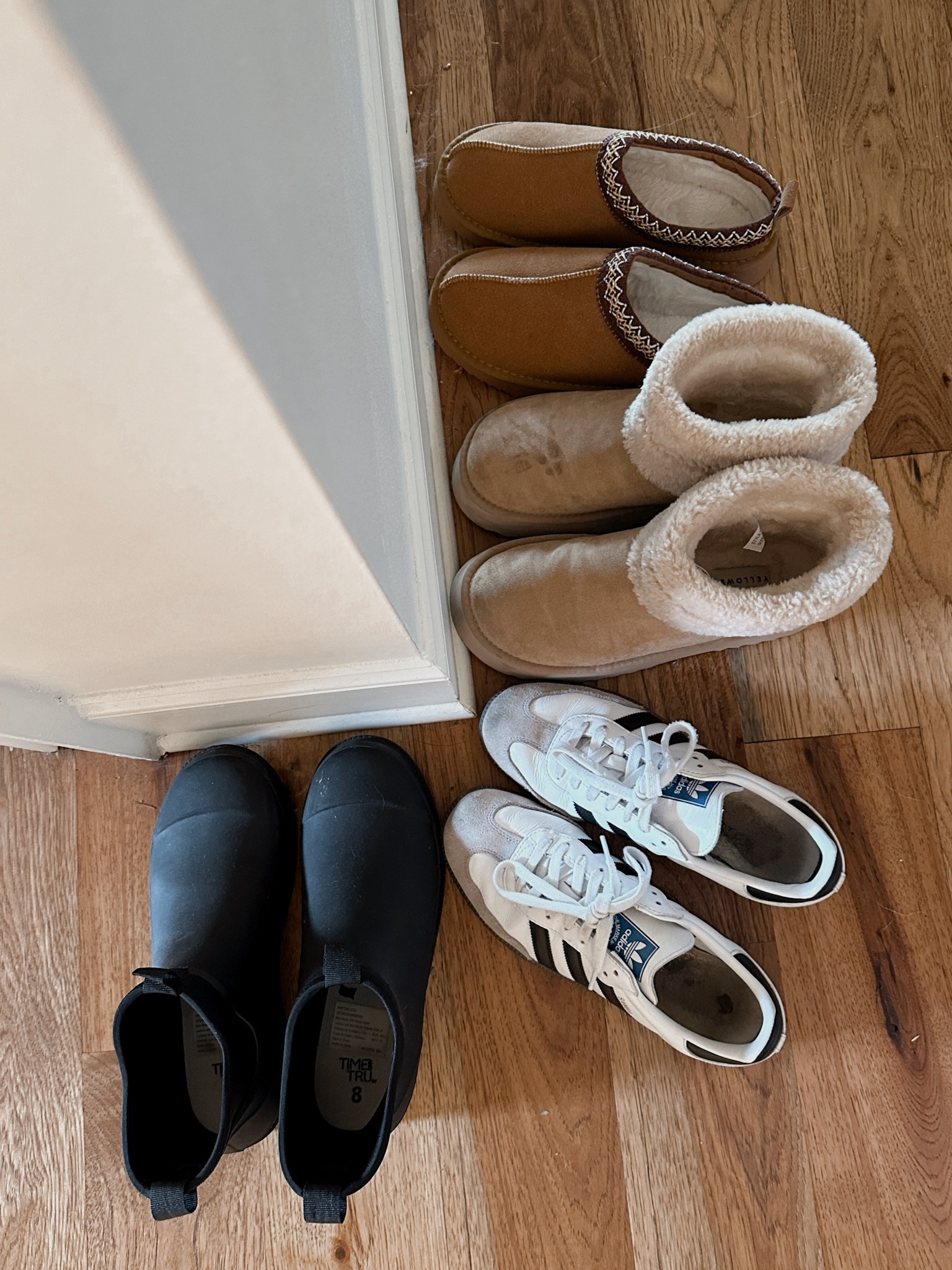 Most worn fall winter shoes by BarbiGia. Adidas samba sneaker black and white. Ugg similar slipper Amazon find. Fleece lined boot. Chelsea rain boots



#LTKFindsUnder50 #LTKSeasonal #LTKShoeCrush