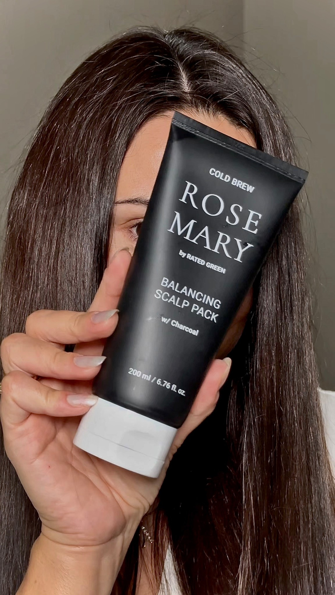 Flaky scalp? Flat roots? This fixes both 🌿
The Rated Green Rosemary Balancing Scalp Pack detoxes your scalp with charcoal + cold brew rosemary — removing buildup, balancing oil, and leaving your hair light, fresh, and lifted. Your roots will literally breathe again.