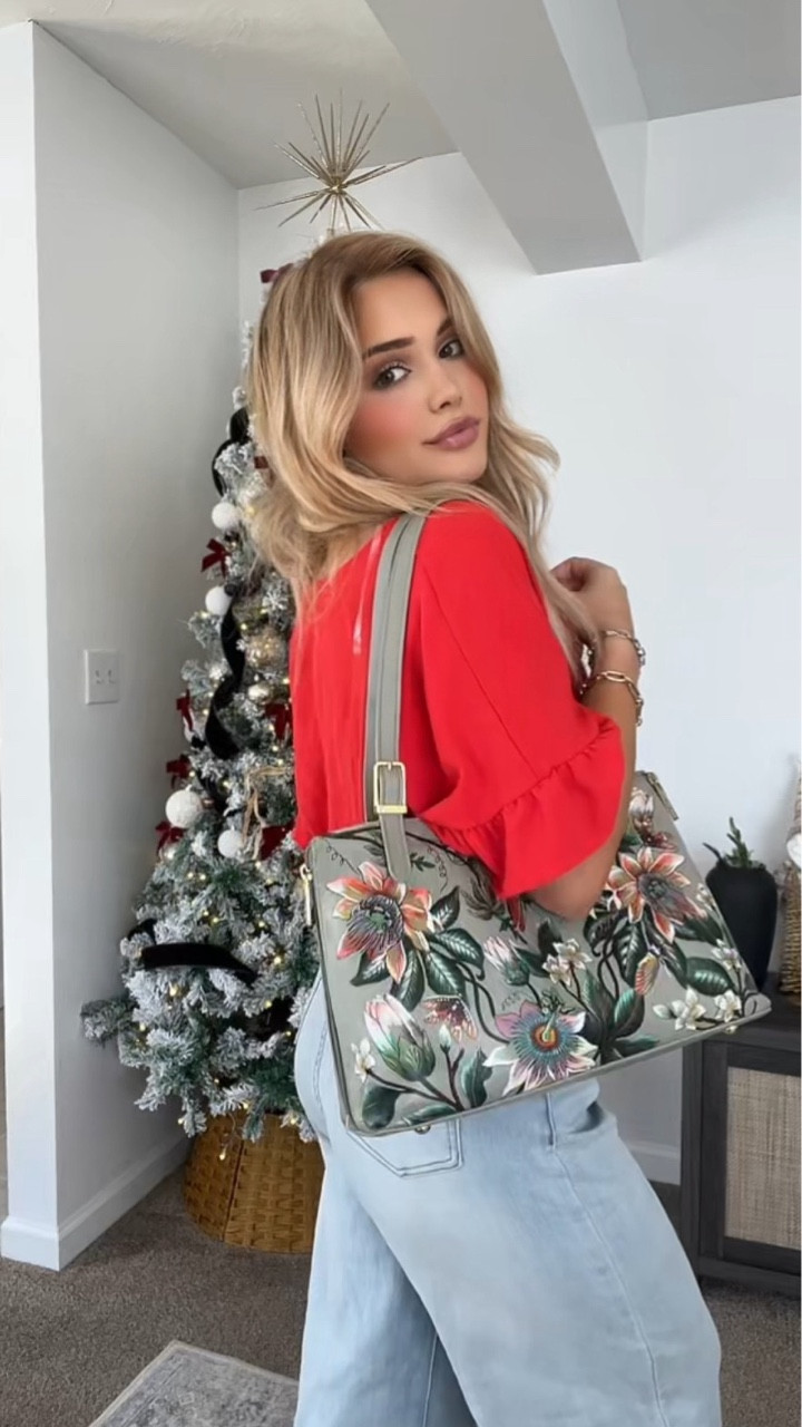Holiday gifting just got a whole lot more meaningful ✨
This gorgeous Anuschka bag is hand-painted by artisans — every brushstroke done by hand — and crafted from genuine leather so it’s a gift that truly lasts. It feels like wearing art 💕

If you’re looking for a luxurious, thoughtful gift this season, this is the one.
Wearing neutrals so the artwork can really pop… obsessed with how this turned out!

#ad
@anuschkaleather #AnuschkaLeather #Anuschka #myanuschka

Shop my full LTK bundle + links on @Shop.LTK 🤍

#LTKHoliday #LTKGiftGuide #LTKdayinmylife