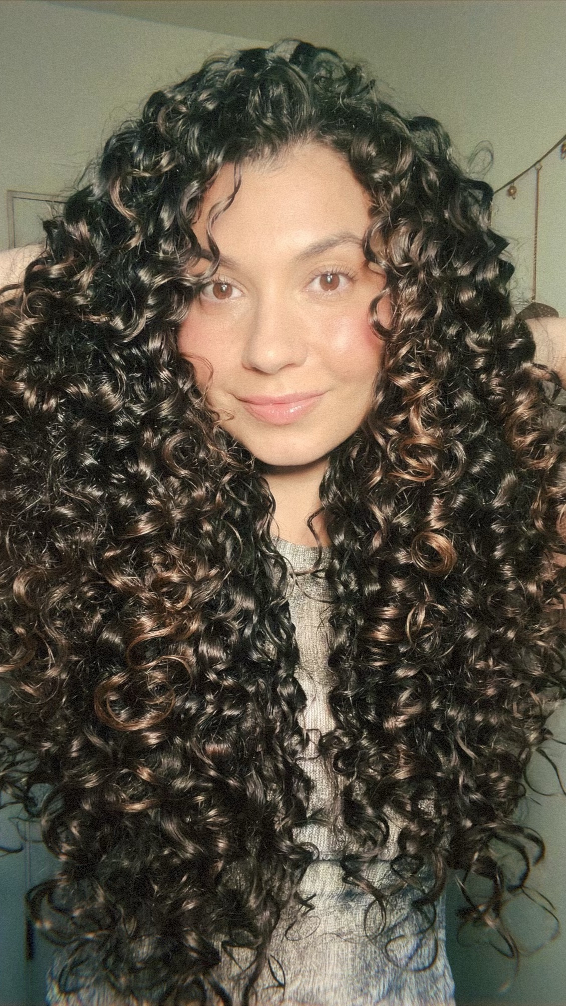ok I’m on the hunt for some new curly hair combos and your girl is PICKY. I like good balance of moisturize, definition and volume, also need a strong hold but not TOO strong that it makes the hair stringy and sticky. 

I loved loved loved the way this turned out and looked so good on day 2. How do you think it turned out?? 

Comment your favorite combos below! 

Products → 

🥭 @rizoscurls heat protectant multivitamin leave in 
🥑 @bouncecurl avocado and rose oil clump and define cream - use code ‘FRIS10’ for 10% off 😘 
🦋 @curlsmith_official hydrostyle flexi jelly 
🌸 @rizoscurls strong hold gel 
🍋 @k18hair hair oil
