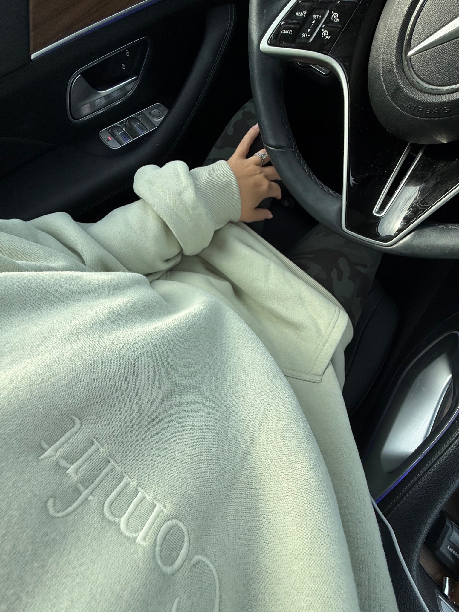 Nothing better than stealing my husband’s sweatshirt 🖤 Linking this one (and my faves from the brand) so you can ‘borrow’ one too 🤭

#LTKSeasonal #LTKMens #LTKFallSale