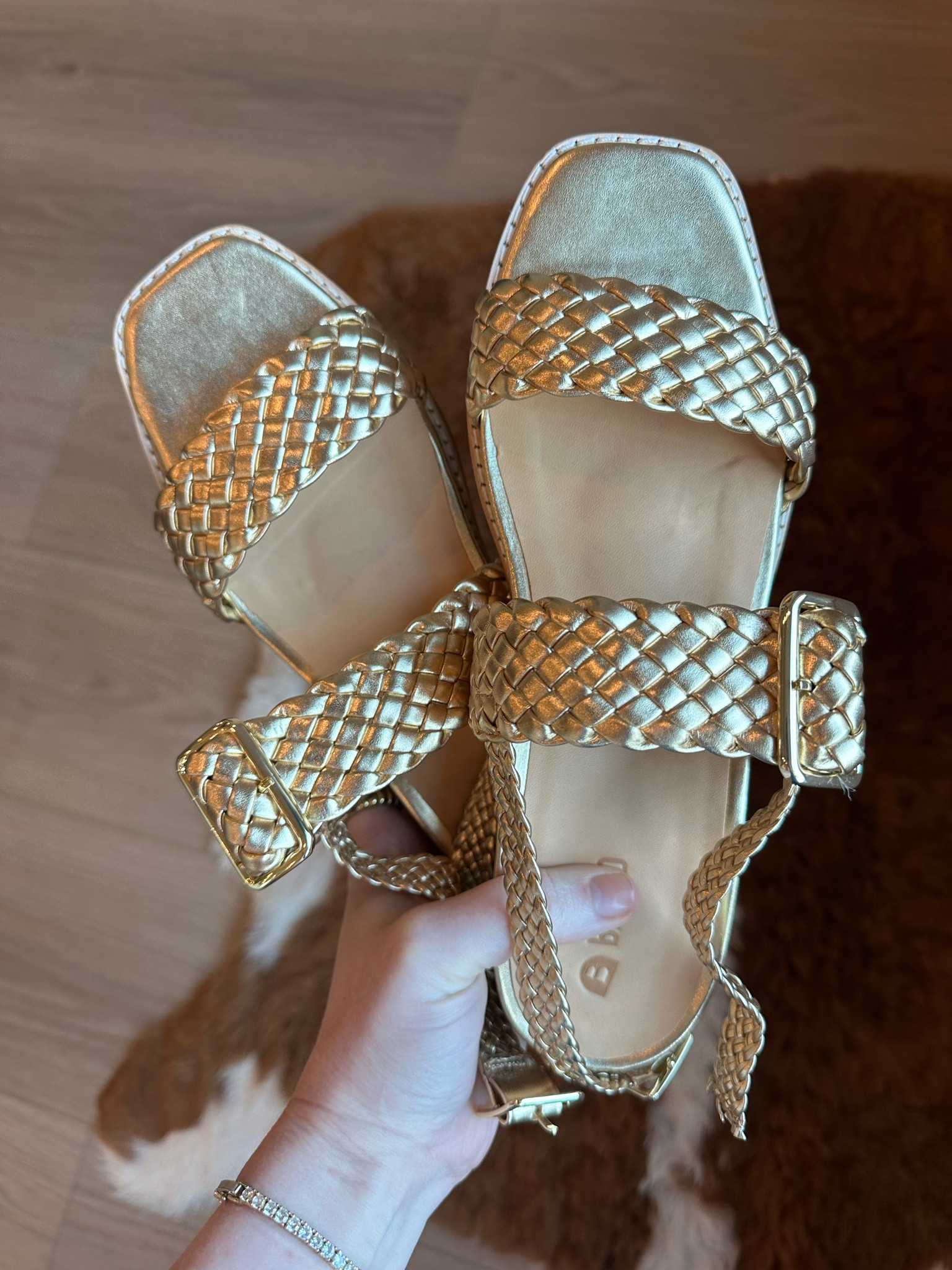 My most perfect sandals arrived. Arch support and so comfy right out of the box. Gold Sandal. #hocspring 