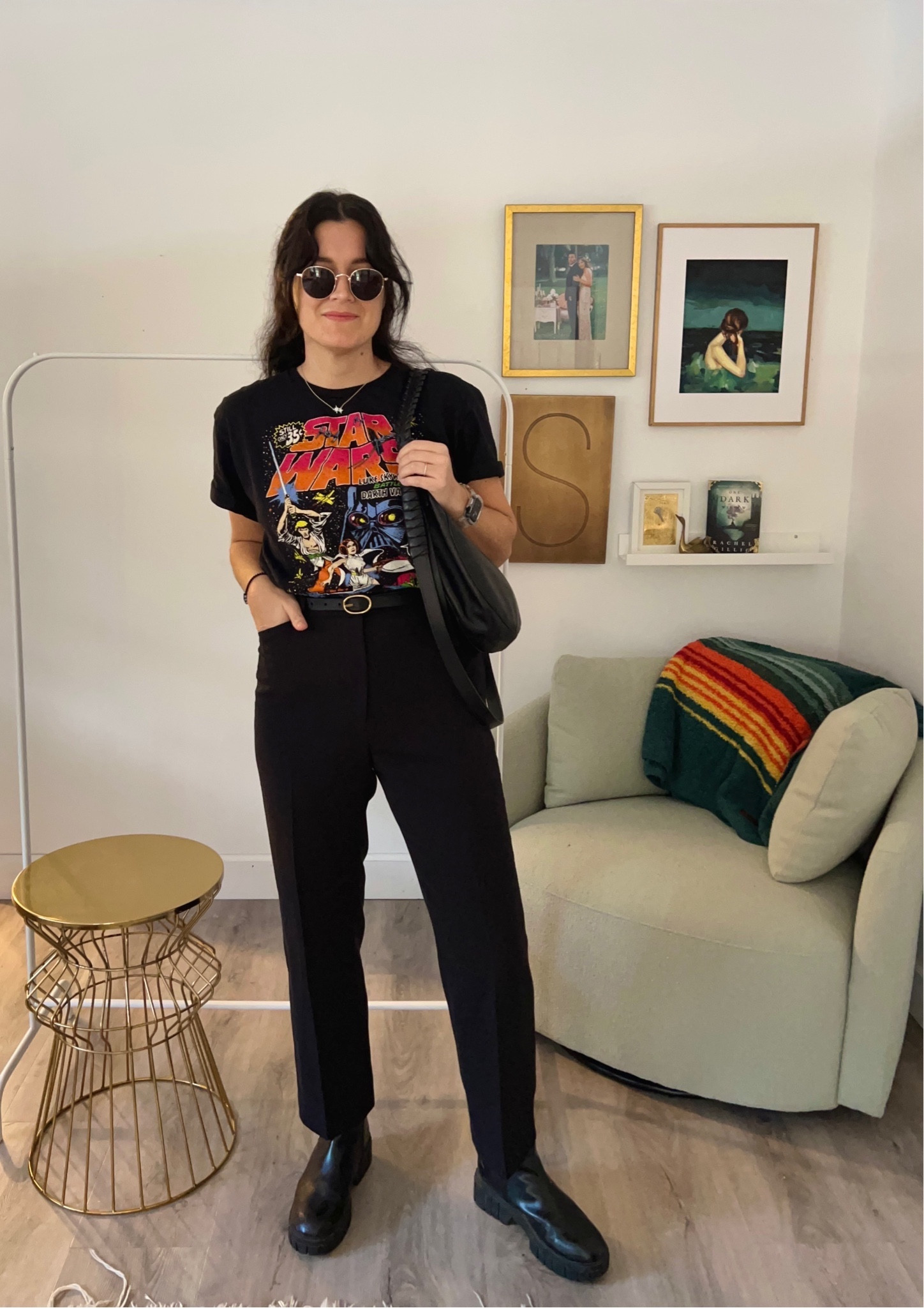 I LOVE this dressed up graphic tee look! Black trousers + black belt + black boots really level up the look. 