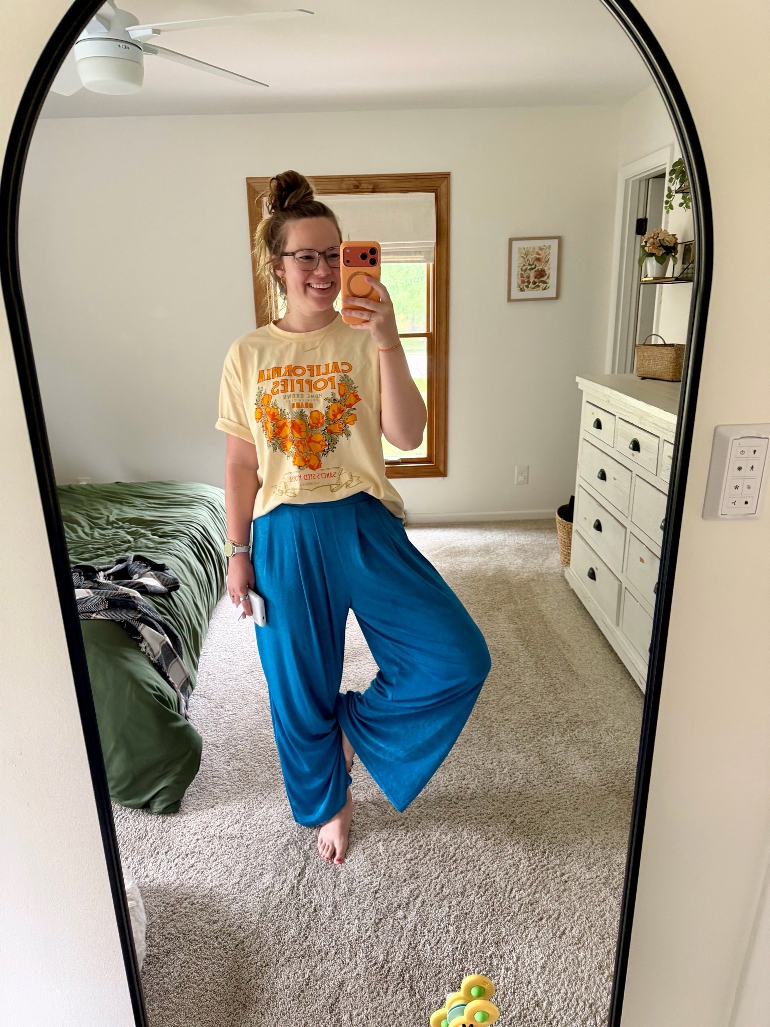 A graphic T with mid-peach, orange & saffon 🙌🏻 and it’s under $20! I got size L for an oversized fit 🫶🏻🧡

#LTKmomlife #LTKSaleAlert #LTKSeasonal