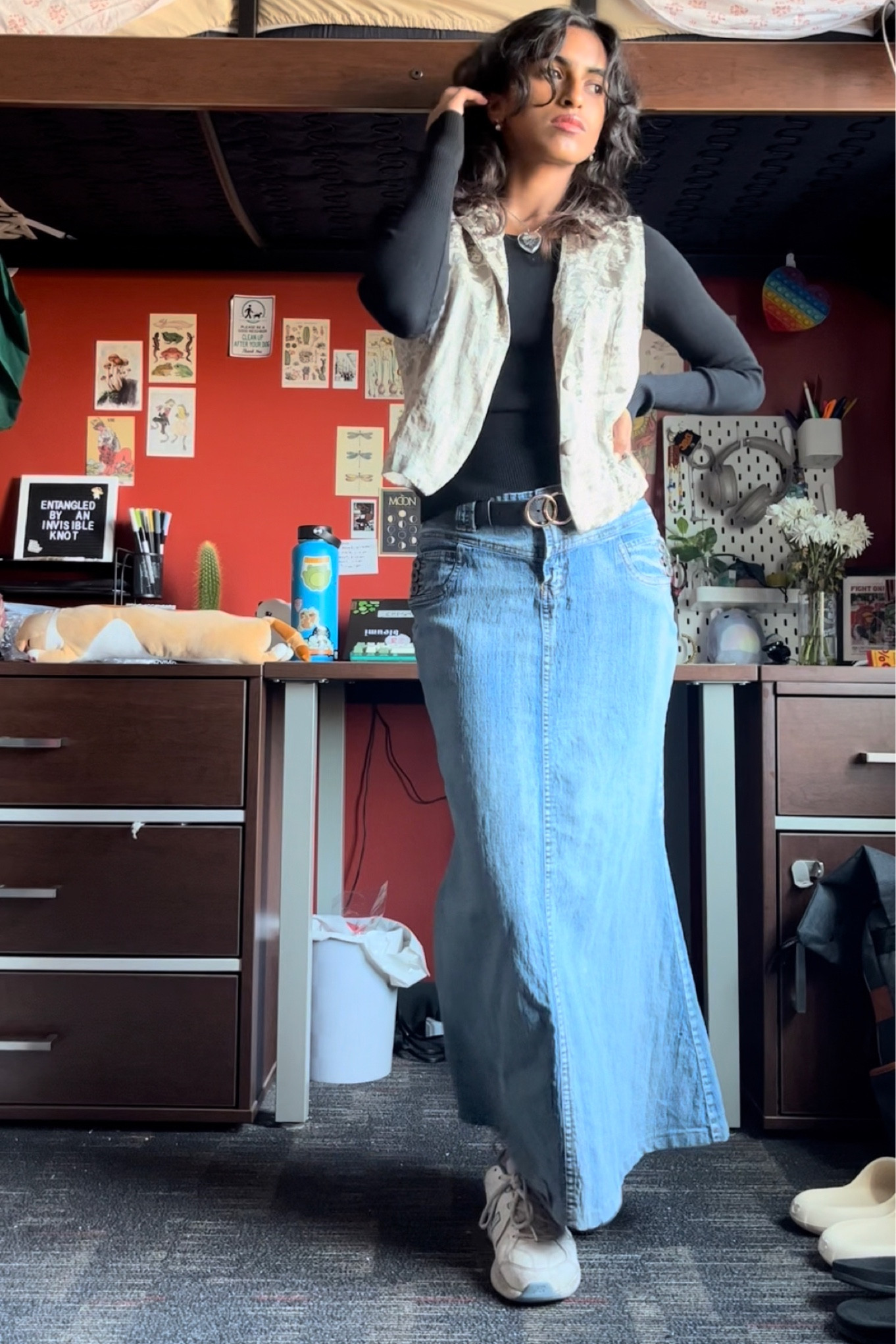 denim maxi skirt style ideas, vintage fashion inspo, maxi skirt aesthetic