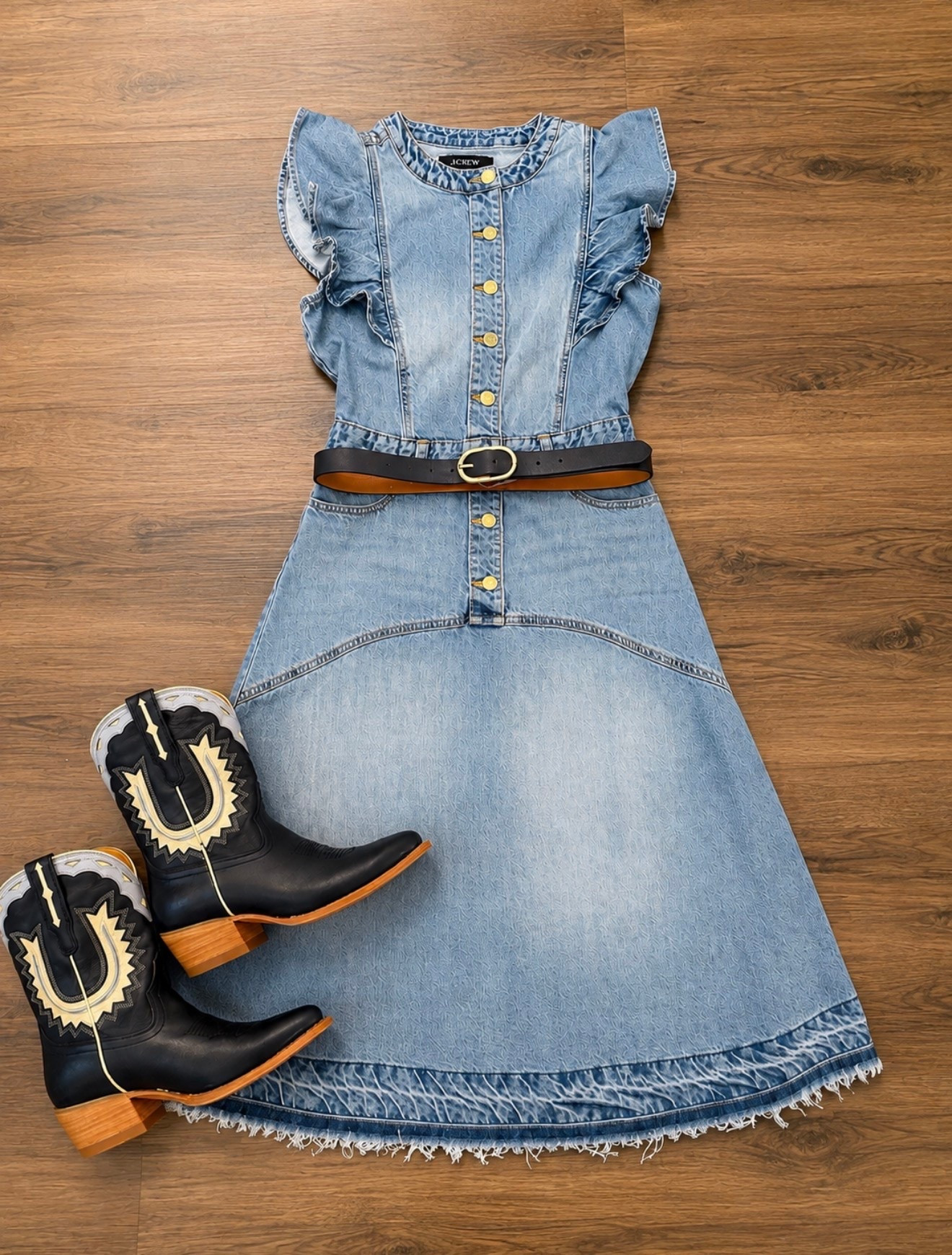 Design with soft sleeves and a flattering mid length silhouette this dress is both comfortable and elevated every day style wearing a size extra small.