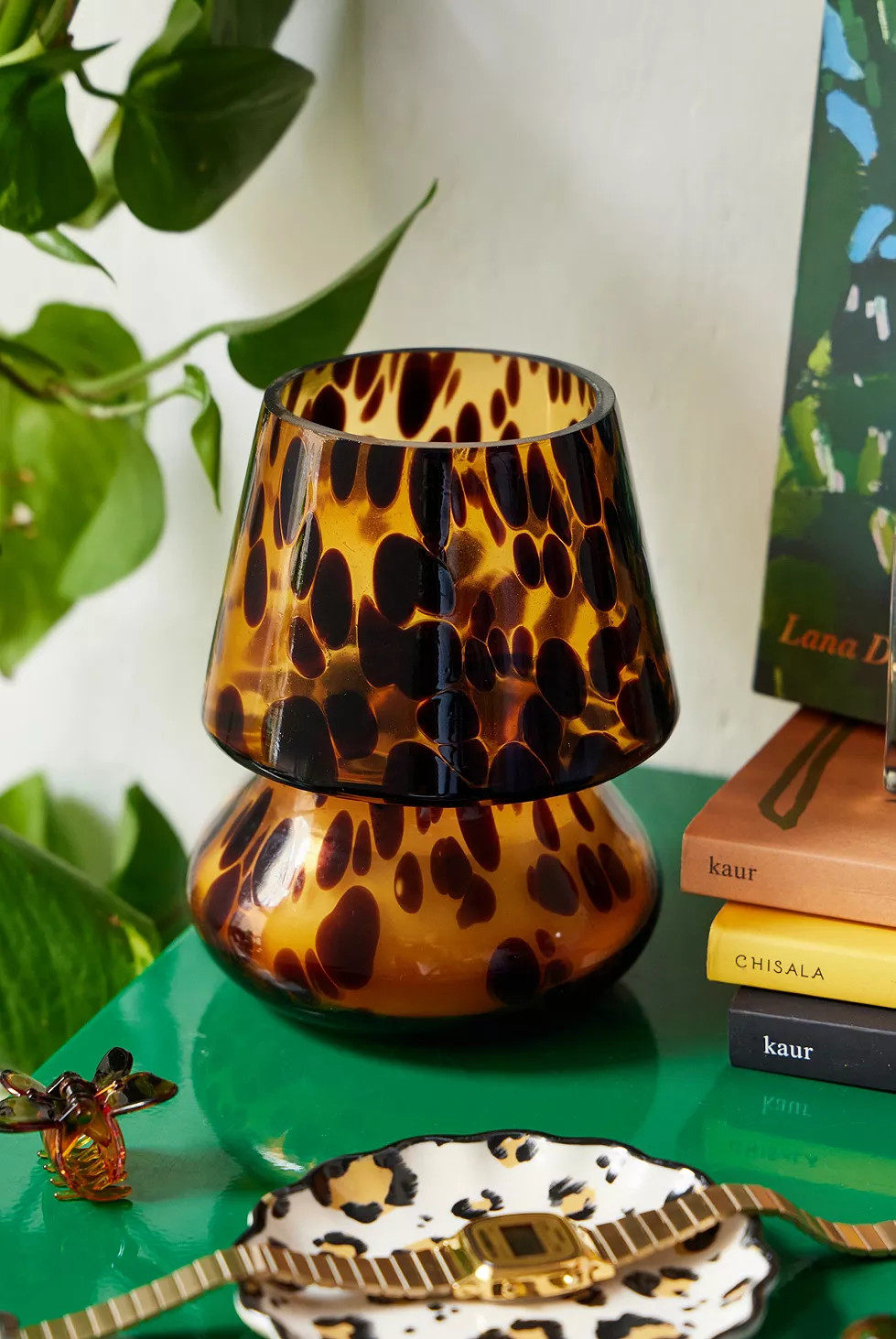 Ava Brown Tortoiseshell Lamp-Shaped Candle | Urban Outfitters (EU)