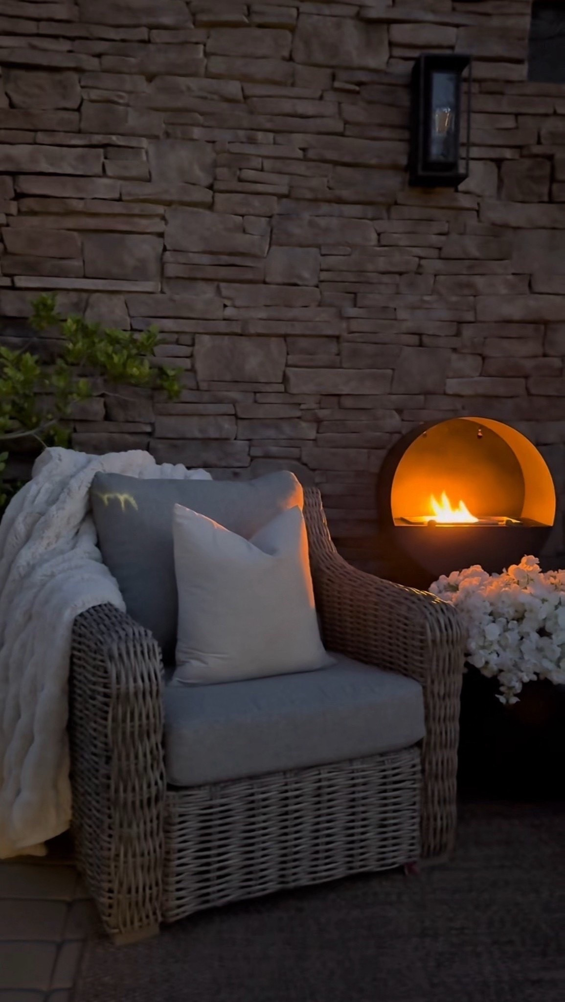 Evening glow and cozy textures 🤎 This little outdoor corner is all about warmth. From the rattan lounge chair to the soft faux‑fur throw and the flicker of a tabletop fire pit. The perfect spot to unwind on crisp fall nights and make your patio feel extra inviting. #outdoorcozyvibes #fallpatiodecor #cozycornerinspo #outdoorfirepit #neutralhomestyle #rattanchair #outdoorlivingspace #amazonhomefinds #moodyoutdoordecor #cozyhomeinspo 

Summerthompsonstyles