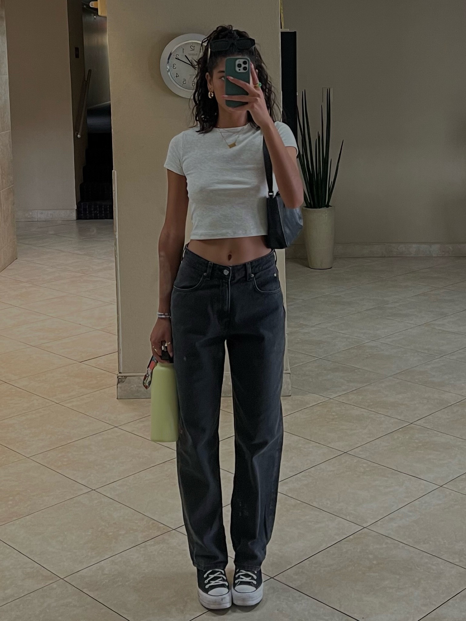 H and m finds ! 

both pieces were found in store !

black 90s baggy denim, light grey baby tee, black platform converse, black shoulder bag, black sunglasses 