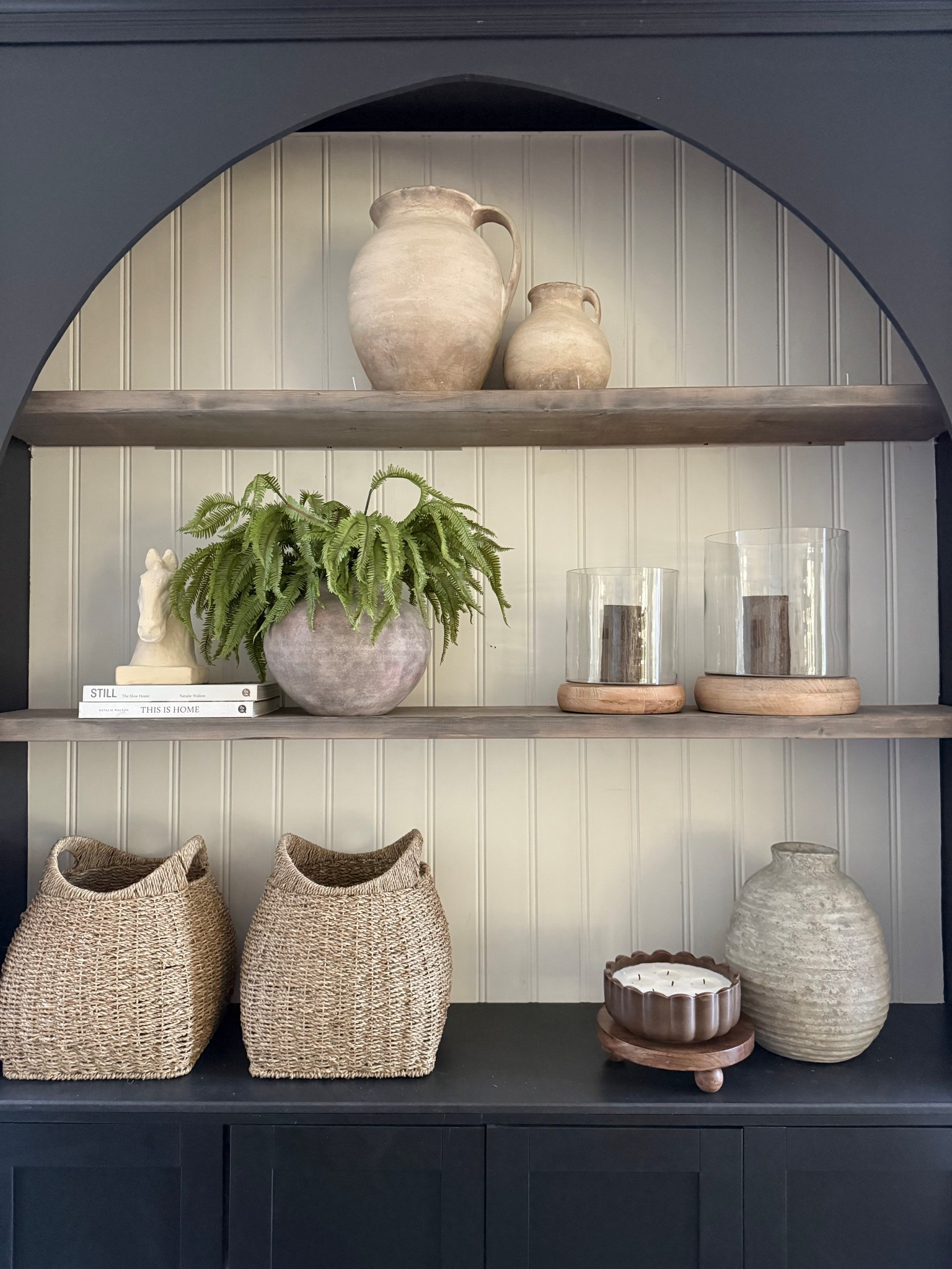 Shelf styling.. I think the fern is stealing the show here ✨
..simple, organic and neutral home 
