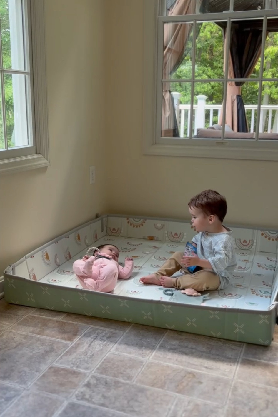 This playmat is reversible & has sides that fold up (optional!) to keep toys and rolling babies contained! Easy to wipe clean, easy to fold up and store 🤩