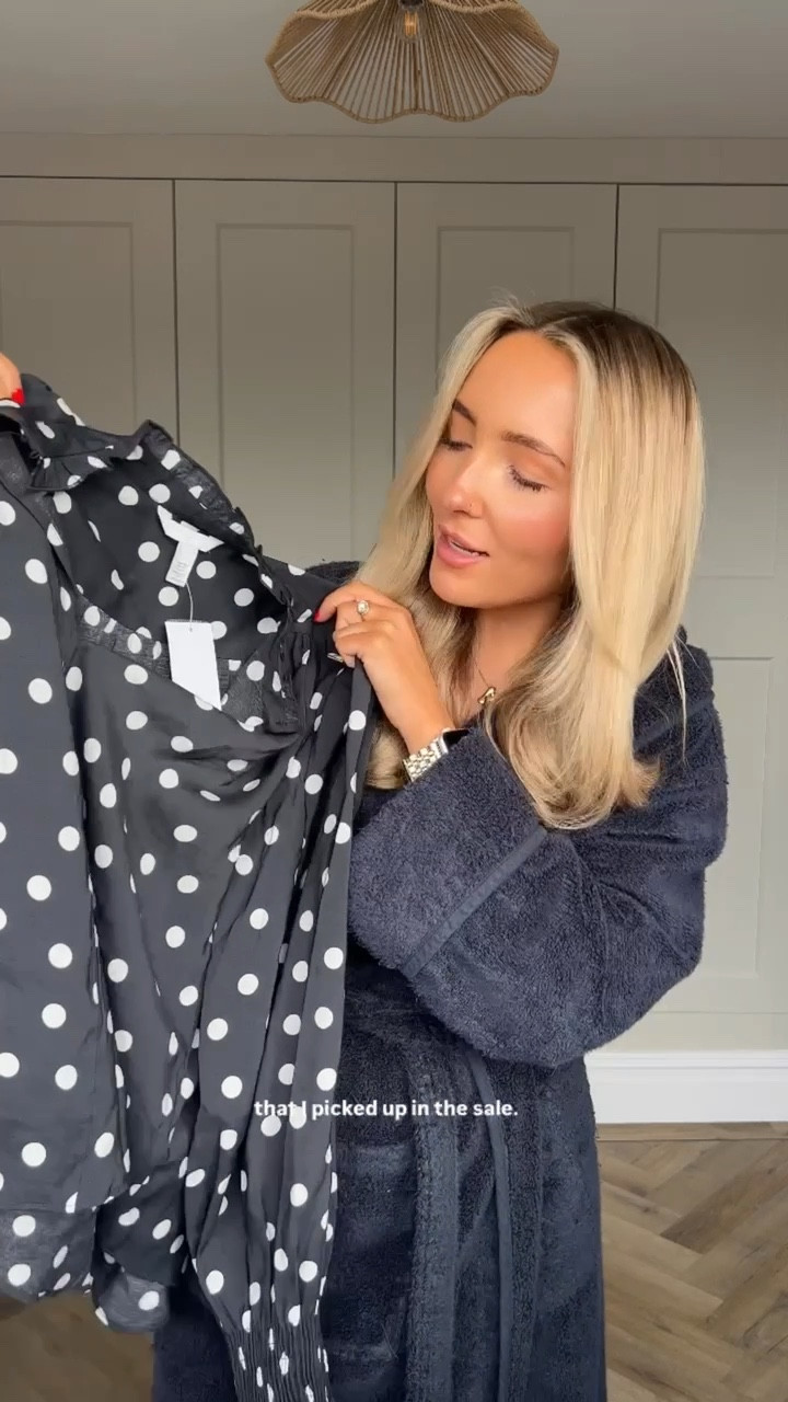Day 4 of the Workwear Edit 👩🏼‍💻

Styling an outfit using the rule of 3 - which basically means just choosing 3 colour groups to style your outfits so they look more coherent and considered!

This is just one way to style outfits and helps when you are trying to figure out what to wear, but this doesn’t have to be adopted for every outfit! You can express yourself and wear whatever makes you happy ❤️

#LTKworkwear