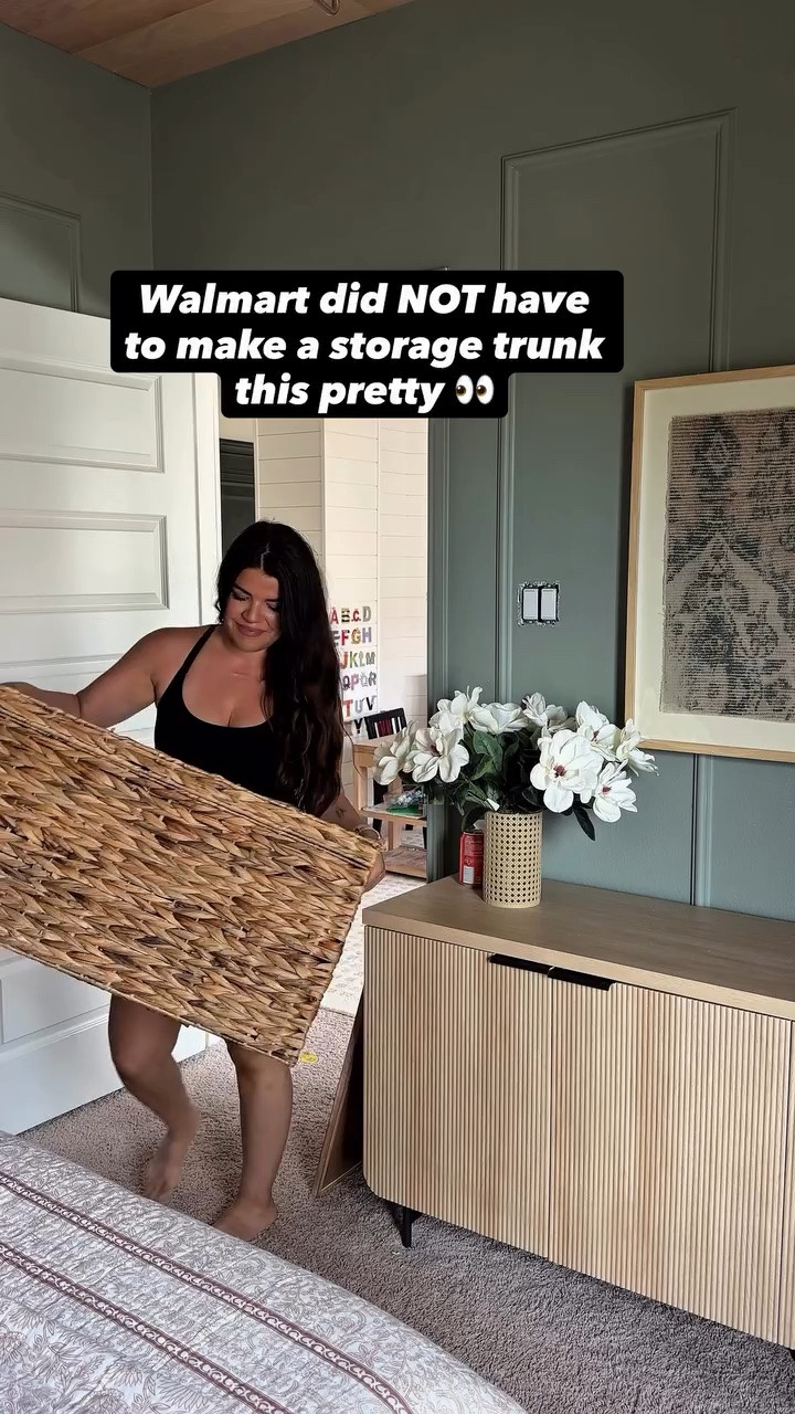Comment Storage for links! I’m sorry but WHY is Walmart making storage this pretty now 👀

Because this wicker storage trunk looks WAY more expensive than it is 🤎

The texture. The size. The hidden storage.
I already know this is going to end up all over everyone’s homes 🙌

Perfect for blankets, pillows, toys, seasonal decor… and somehow it still looks high end.

This one is TOO good to keep to myself 👏