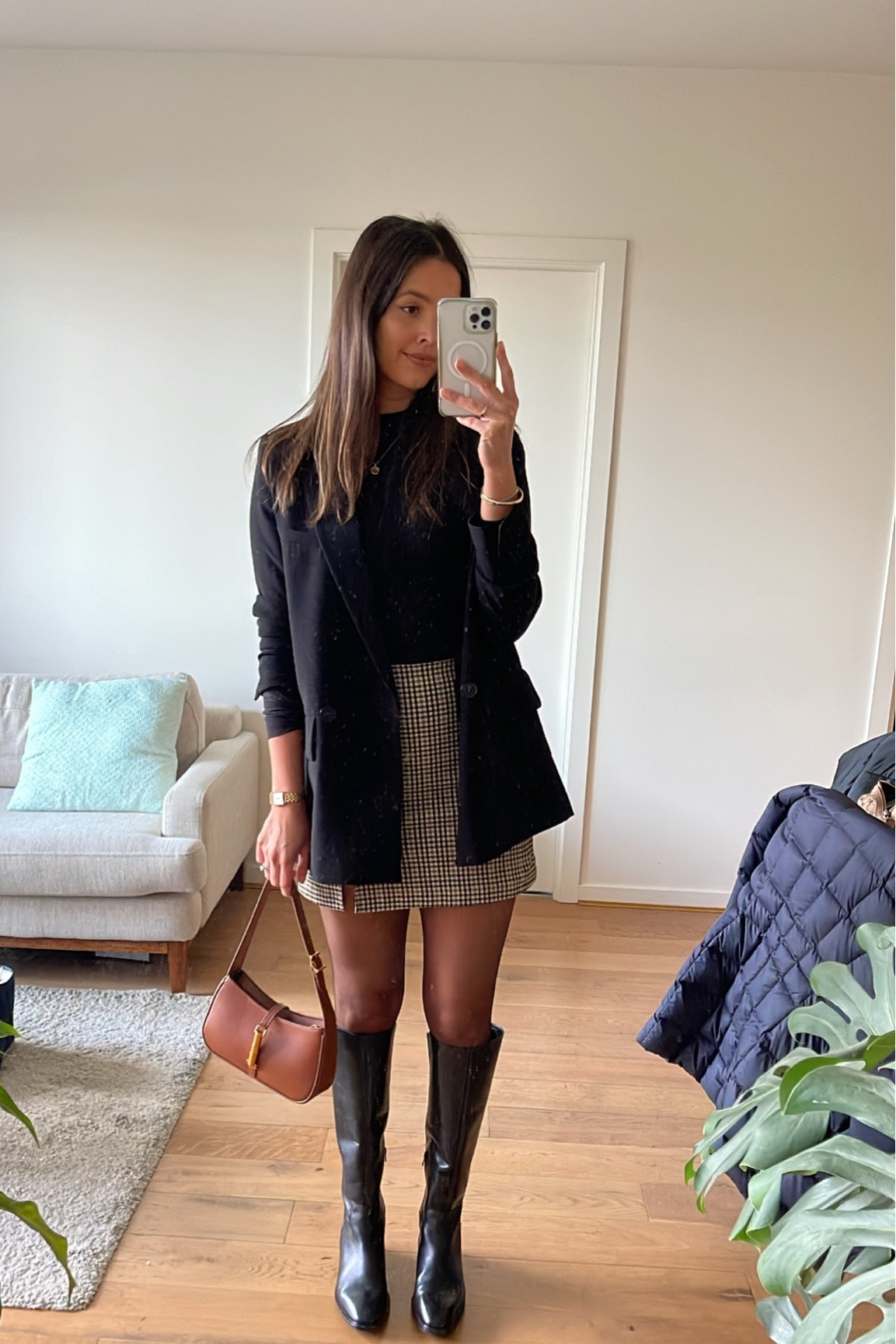 Sunday cheers & wine fit 
Skirt - oldie from Industrie (have linked similar ones)
Blazer - zara (size M for slightly oversized look)
Boots - Tony Bianco
Bag - Charles & Keith

#LTKaustralia #LTKSeasonal #LTKstyletip