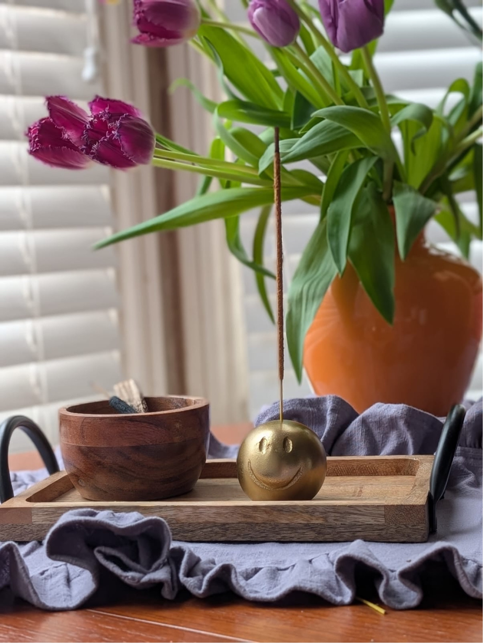 tell me this isn’t the most joyous happy dopamine filling incense holder you’ve ever seen? 

Smiley face home interiors forever please! Oliver Bonas Anthropologie hm home gold interiors homeware smile happy Zara home gift guide Christmas presents 

#LTKhome #LTKgiftguide #LTKautumn