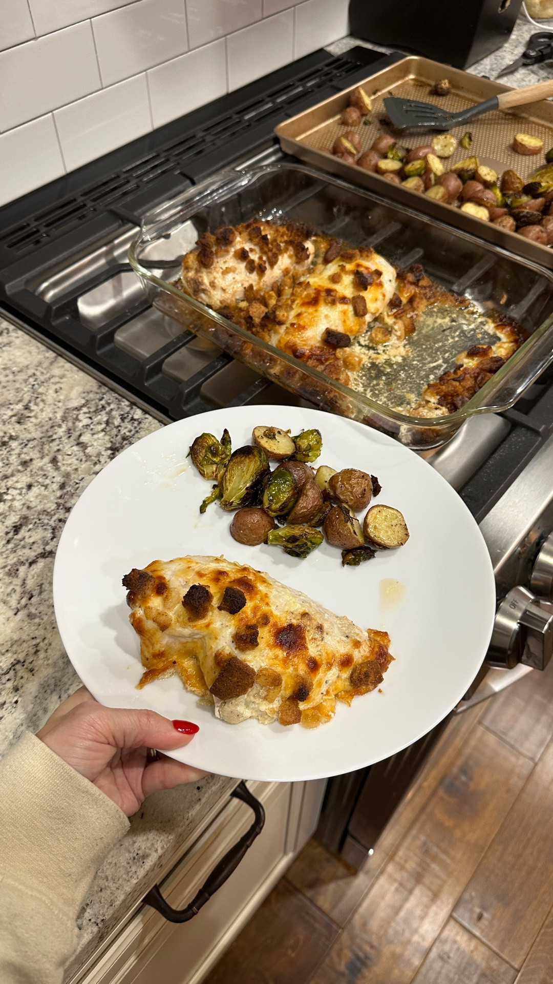 Caesar Chicken Bake 🤍

This one is SO easy but tastes like something you’d order at a restaurant 👏🏼 crispy, cheesy, and full of flavor!!

Perfect for a busy night when you want something simple but still really good 🙌🏼

Ingredients:
• 2–3 chicken breasts
• Salt, pepper, garlic powder
• 1 cup Caesar dressing
• 4–6 slices provolone cheese
• 1½ cups croutons (crushed)
• 3 tbsp butter, melted

Directions:
1️⃣ Preheat oven to 375°
2️⃣ Place chicken in a greased baking dish
3️⃣ Season with salt, pepper, and garlic powder
4️⃣ Pour Caesar dressing over the chicken
5️⃣ Top with provolone cheese

Topping:
6️⃣ Crush croutons and mix with melted butter
7️⃣ Sprinkle over the top

8️⃣ Bake 30–35 minutes until chicken reaches 165° and topping is golden and crispy

Serve with a salad or your favorite veggie 🤍

Save this for an easy weeknight dinner ✔️