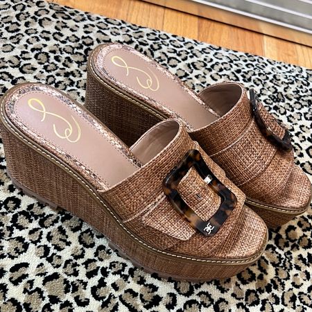 Fantastic rattan wedges to transition into fall! Love the tortoise! 