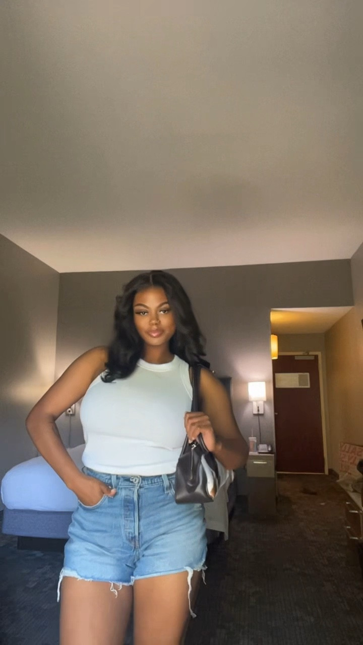 I’m a basic fit girl at heart 🤎
Give me a good top, denim shorts, and I’m outside.



#LTKFestival #LTKootd