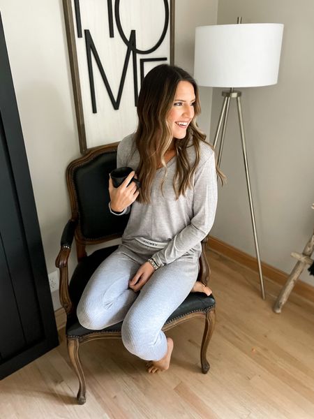You ladies already know I'm all about the cozy lounge wear, so it's no surprise that I'm loving this @Jockey set that's now available at @Walmart! Perfect for lounging at home on the weekends. #jockeypartner #walmartfashion #loungewear