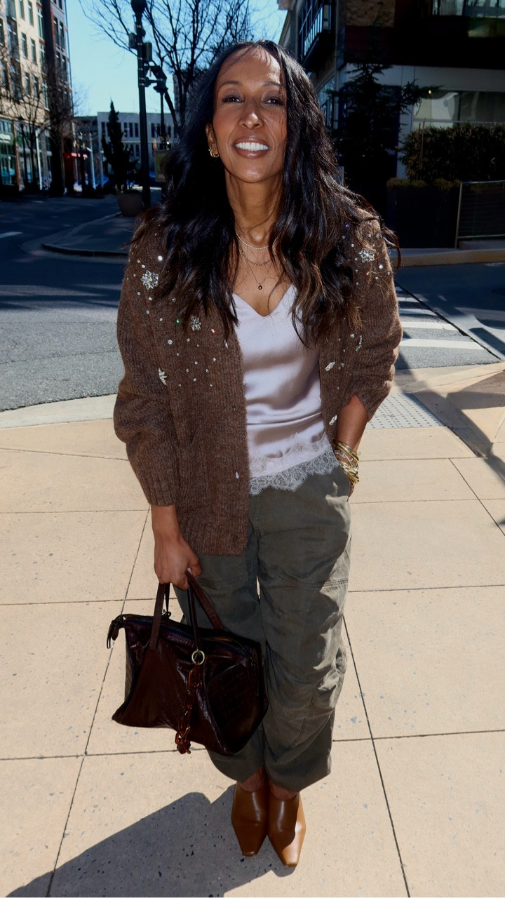 This outfit came together with the richest earth tones and I’m kind of obsessed with how it turned out. The mix of olive, warm browns, and caramel just works. Effortless but still put together.

Comment OUTFIT and I’ll send the details.