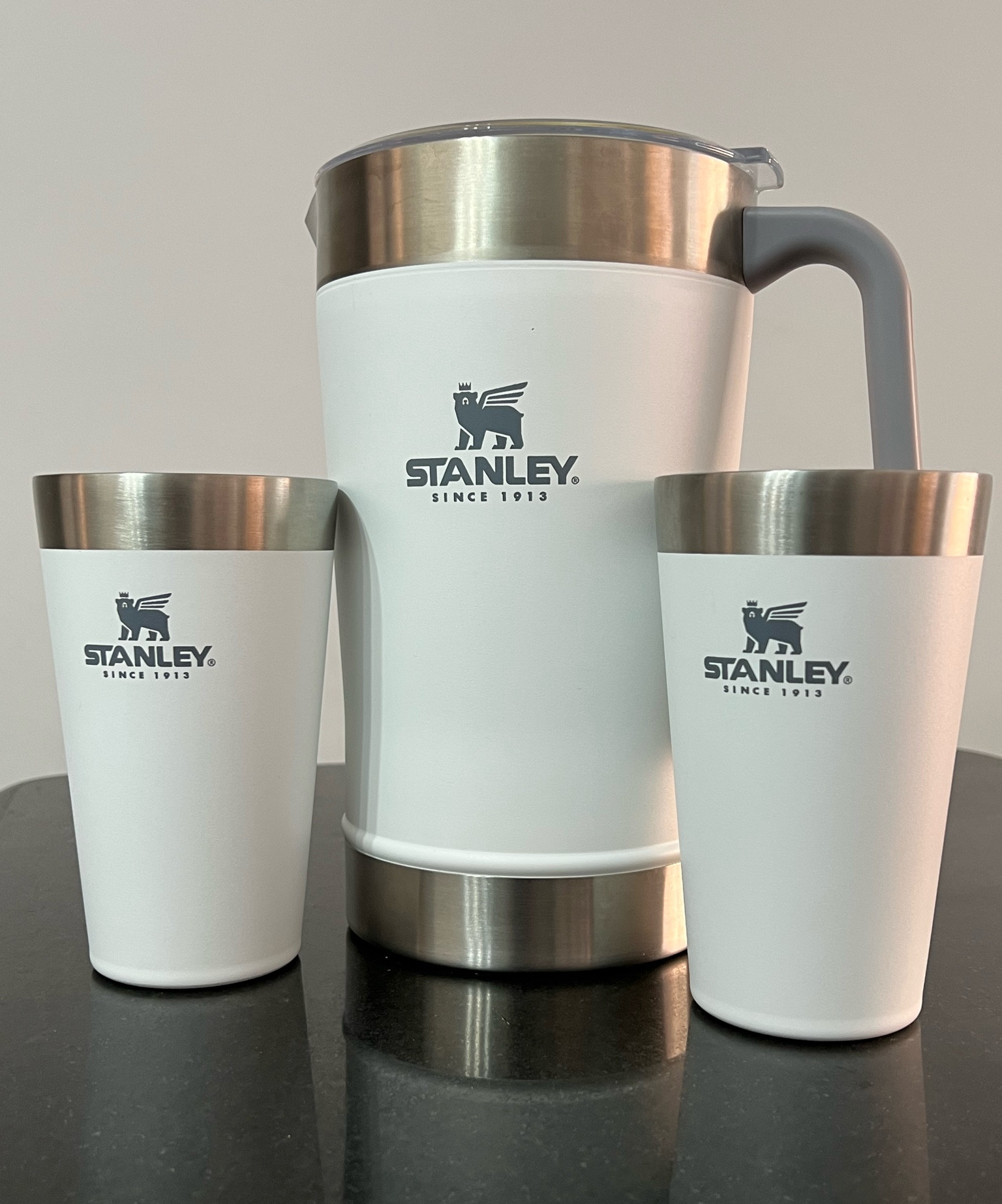 O conjunto de jarra Stanley é famoso por ser resistente e manter líquidos quentes ou frios por muito tempo. É ótimo para atividades ao ar livre, como camping. Sua durabilidade, isolamento térmico e design prático é excelente. Se você gosta de aventuras ao ar livre, os produtos Stanley é uma excelente opção! 😍

#amazonnaltkacademy 

#LTKSale #LTKbrasil