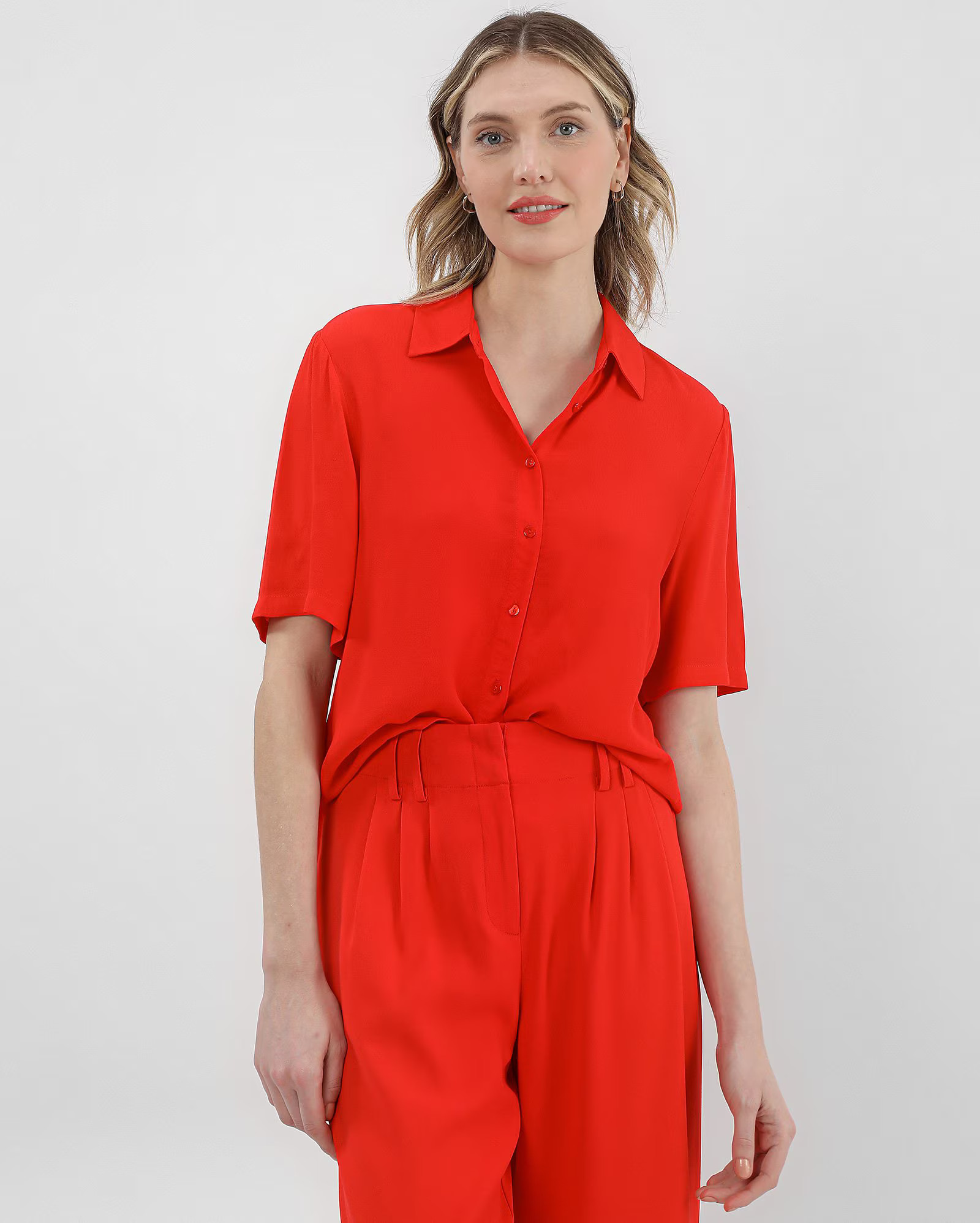 Camisa feminina crepe de manga curta - Vermelho |  AK by Riachuelo | Riachuelo (BR)