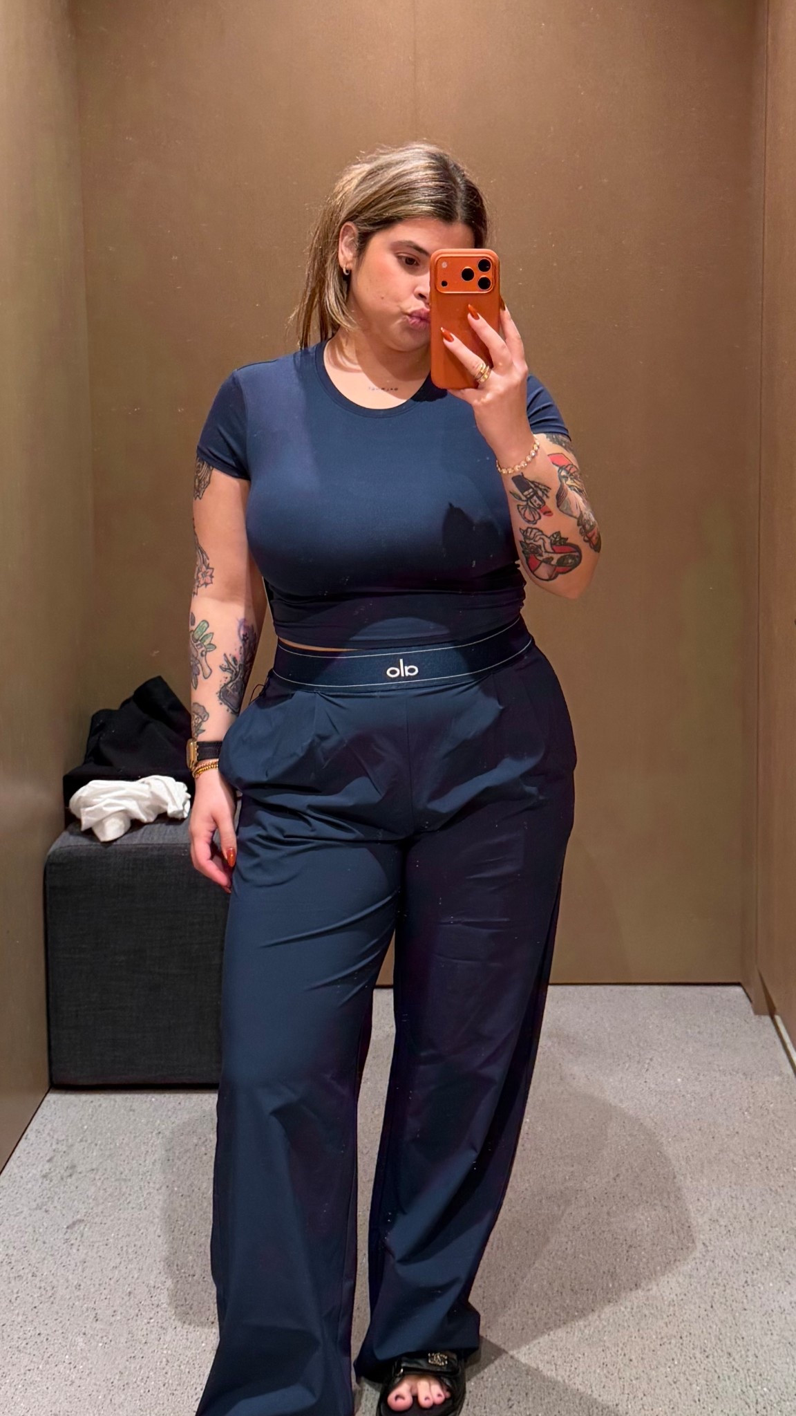 Mi debilidad: los sets de ALO 💙
Este azul marino estiliza, no marca y queda precioso puesto.
Un básico que se ve caro y arreglado sin esfuerzo. 
T lo dejé linkeado 🤝

#LTKSeasonal #LTKootd #LTKgrwm