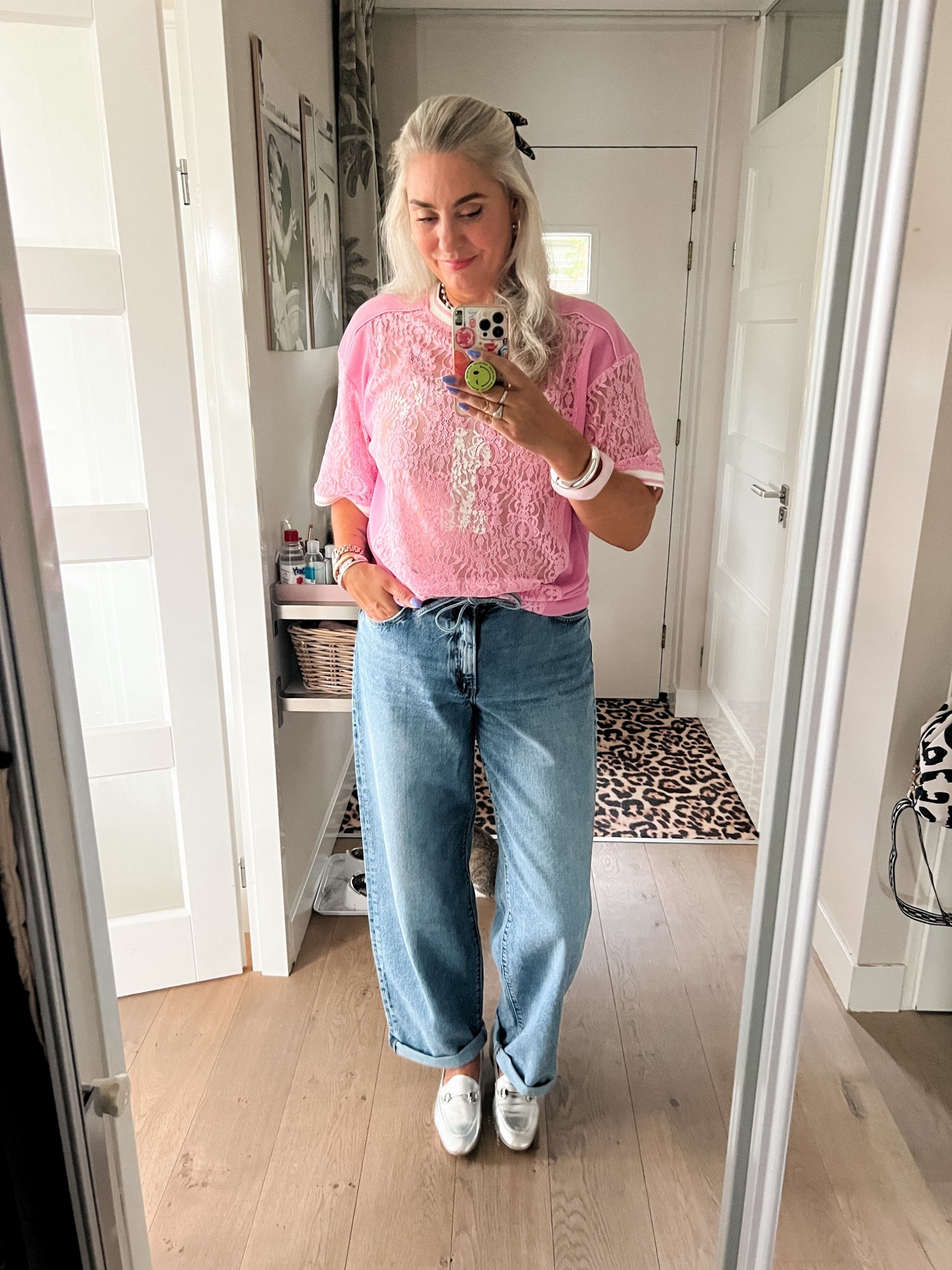 Ootd - Monday. Roze kanten t-shirt  van Haute L’Amite (L) met tall barrel jeans (32/36), resin bangles, zilveren loafers, ketting met hart en luipaard haar strik. 



#LTKeurope #LTKnederlands #LTKsummer