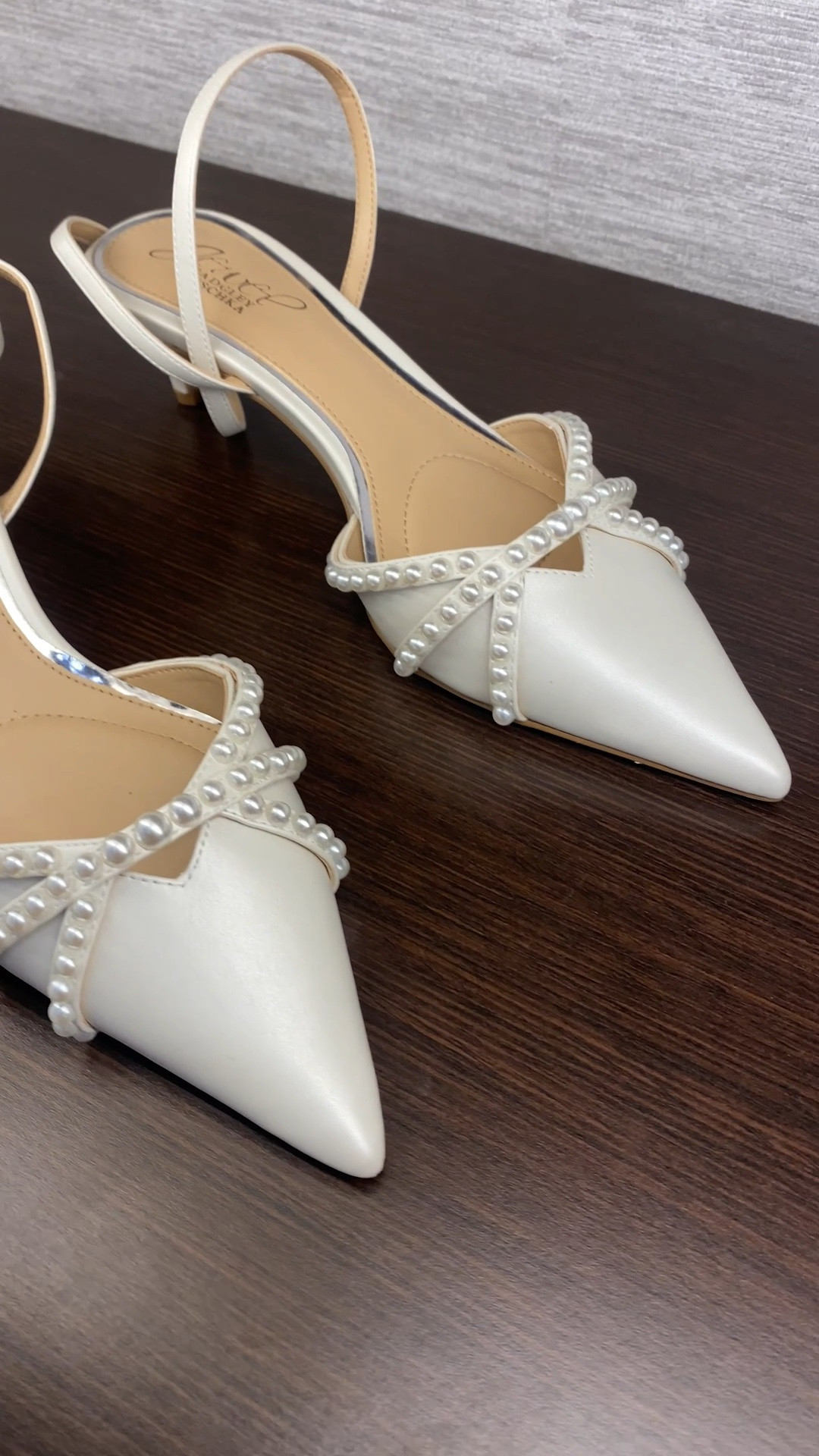 Another show stopper at @Macy's is the Jewel Badgley Mischka Women's Indra Pointed Toe Pumps available in white and black. Shop below ⬇️