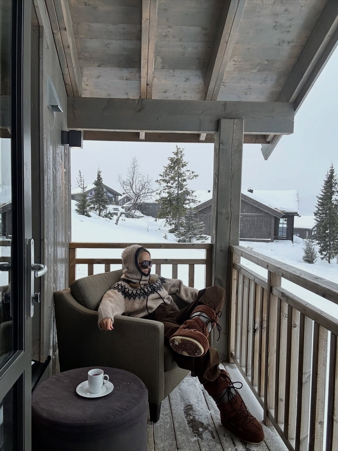 Brown knits, Barrel leg denims & big warm shearling Boots are my forever go-to pieces for Winter 🧉☃️❄️BOOTS ARE FROM VILLOID.NO