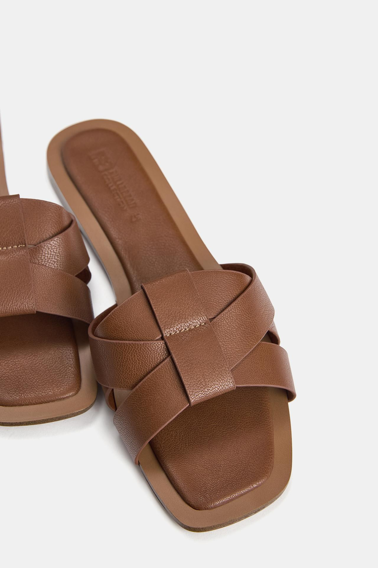 Flache Sandalen mit gekreuzte Riemen | PULL and BEAR DE