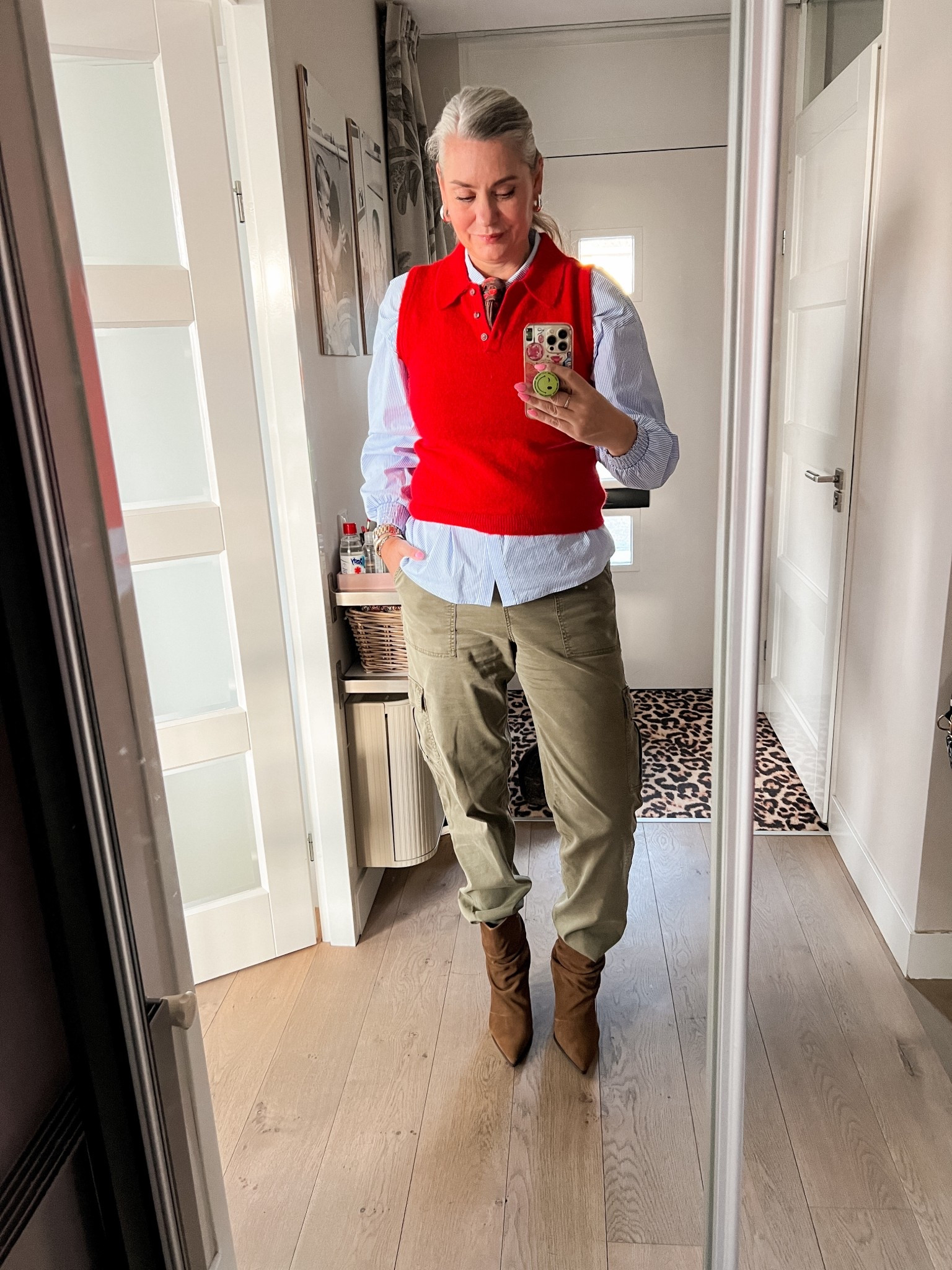 OOTD - Maandag. Blauw gestreepte overhemdblouse (oud, Norah), rode gebreide spencer met polokraagje en een bruin sjaaltje als stropdas. Kaki groene Tall cargobroek en bruine suède enkellaarsjes. 



#LTKTall #LTKMidsize #LTKootd