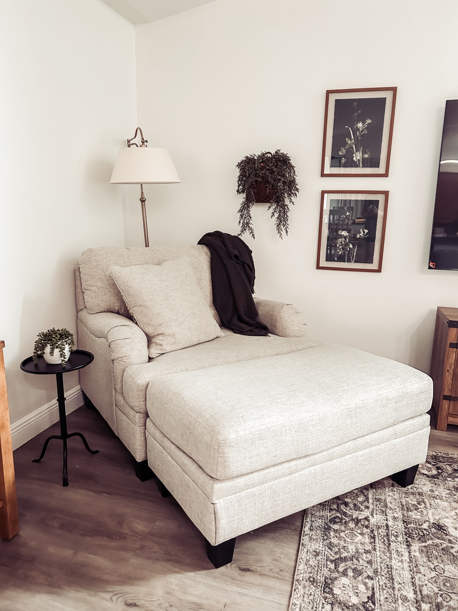 Fell in love with the Target round end table, but I just couldn’t justify paying $150 for it. Sooo, found this one at Amazon for $39.99. 🙌🏽 #amazonhome #homedecor

#LTKHome