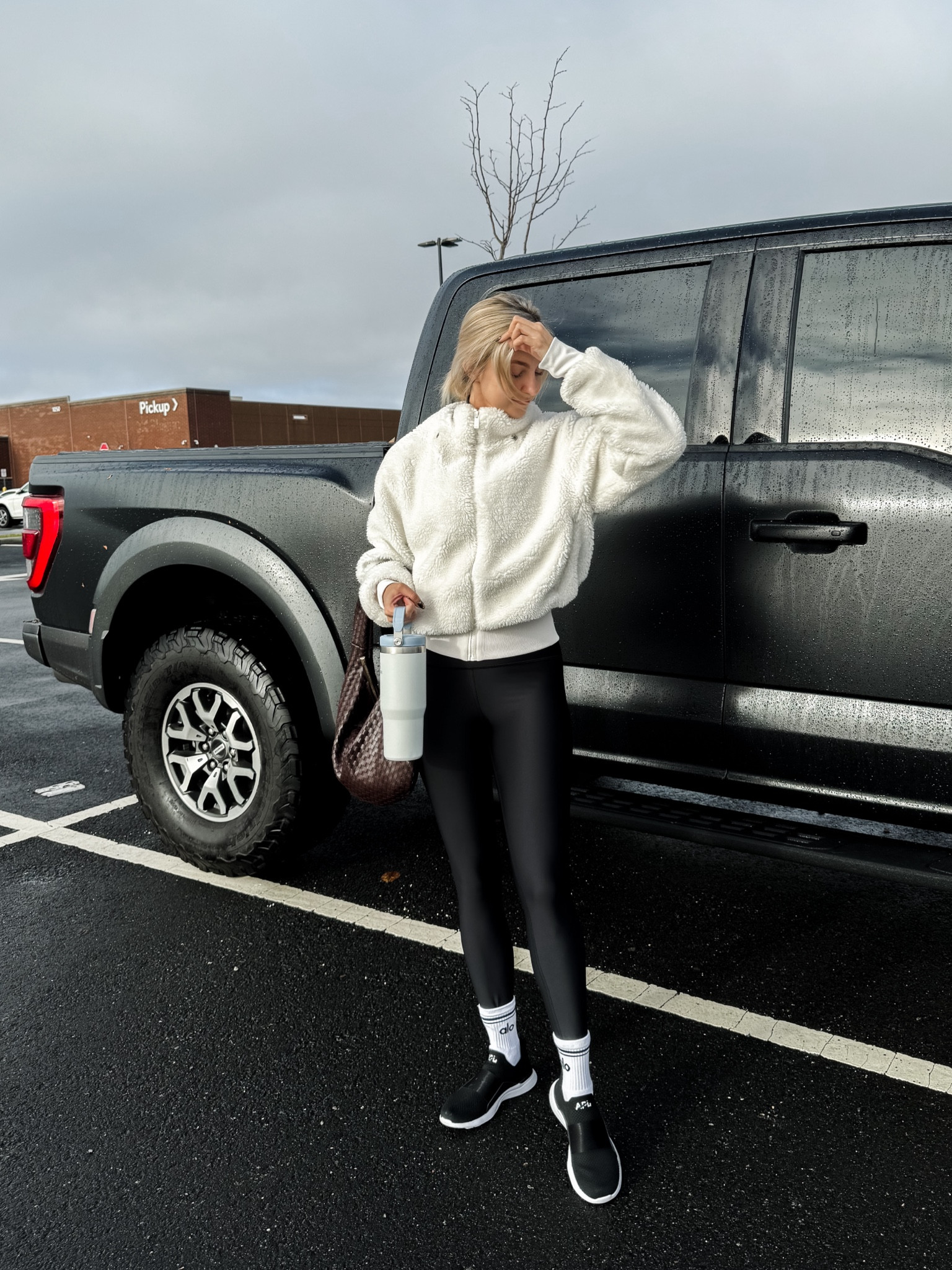 Alo yoga sale is here and I can’t stop wearing their buttery leggings! 

Check my favorites below! 

Black leggings, Sherpa jacket, apl sneakers 


#LTKCyberWeek #LTKstyletip #LTKsalealert