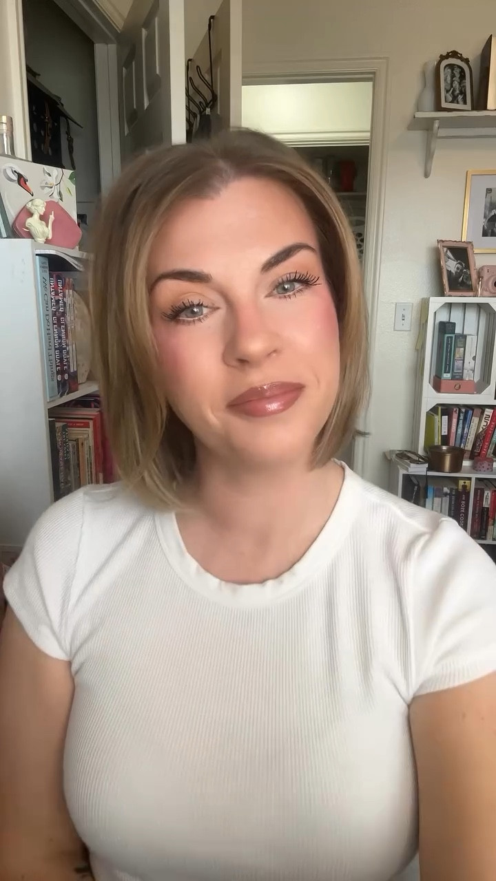 5 min makeup! Get ready with me to go work a wedding! I love a long, drawn out glam as much as the next girl. But the truth is, on busy days where I have lots of clients, that time is better spent on them! And I’m interested in getting ready and out the door as quickly as possible. My last get ready with me was a full beat down! Full glam for a photo shoot is very different than a quick look to get off to work. But both kinds of looks have my heart! 
.
.
.
.
.
#5minmakeup #nofoundationmakeup #5minmakeupchallenge #quickmakeup #quickmakeuplook #promakeupartist #grwmreels #ᴘʀᴏᴍᴜᴀ #workingmakeupartist #slcmakeupartist
