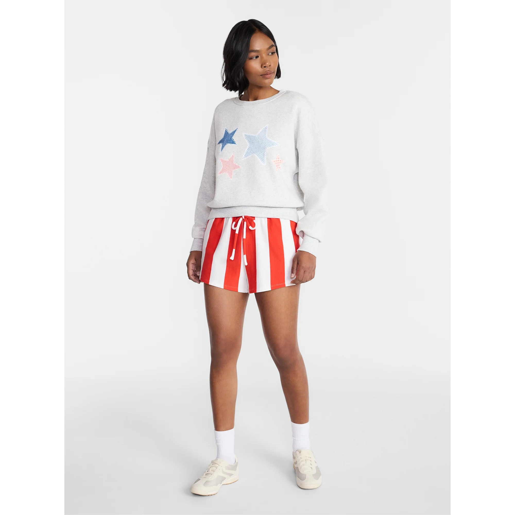No Boundaries Boxy Graphic Sweatshirt with Long Sleeves, Women's XXS-XXL | Walmart (US)