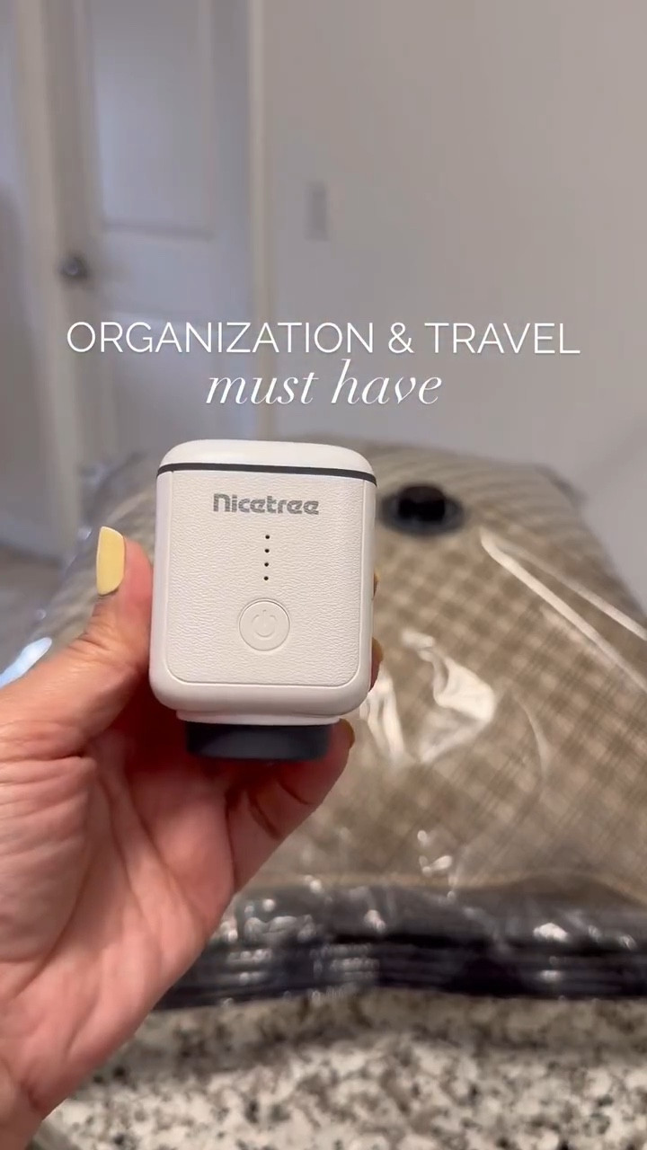 Comment SHOP for link✨ 

Storing extra blankets and pillows just got a whole lot easier 🙌🏻 whether you’re putting away winter clothes, bedding or planning a trip these vacuum seal bags are a must! 👏🏻😍

#organizationhacks #travelmusthave #amazonfinds #vacuumstoragebags #homeorganization