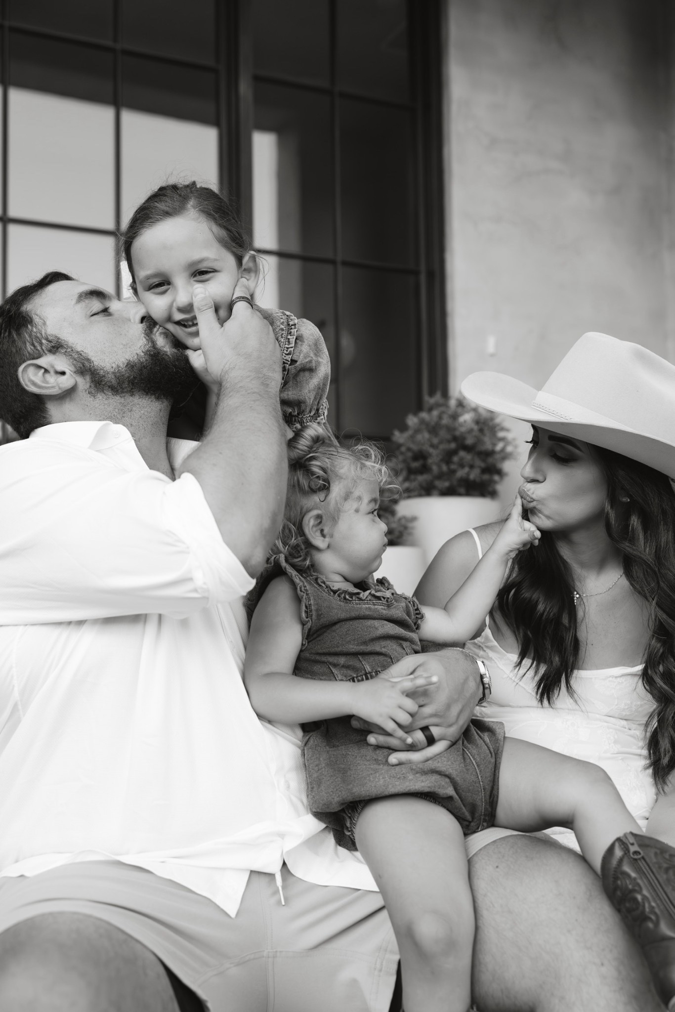 Fall family photos outfit ideas🫶🏼✨

fall family photos, fall family pictures, fall family outfit ideas, family photo session, nashville, mom of 3, Dede Raad, Dress up Buttercup 

#LTKFindsUnder100 #LTKFamily #LTKStyleTip