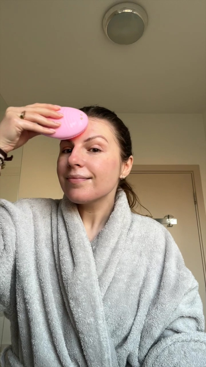 I was going out in the morning but going OUT out in the evening so I packed myself a makeup bag to put my face on in the car - this song came on while I was getting ready and it might have replaced the entire of Meghan Trainor’s latest album as my music of the moment 

@foreo_uk Luna 3 Plus
@vichylaboratoires Mineral 89 Probiotic Serum
@sephorauk Best Skin Ever Glow
@lorealparis Glow Cherie 
@hourglasscosmetics Ambient Lighting Powder (Diffused) 
@no7uk Lip & Cheek Tint 
@nyxcosmetics_uk HD Eyeshadow Base 
@charlottetilbury Colour Chameleon in Amber Haze 
@lancomeofficial Lash Idole 
@tweezermanuk Lash Curlers 
@fentybeauty Cheeks Out in Butta Biscuit 
@urbandecayuki 24/7 Lip Liner in Manic 
@carmexuk Lip Balm
#carmakeup #makeupbag #ukbeautyblogger #beautyreel #ukbeauty #makeuplook #fotd #bestbeauty

#LTKunder50 #LTKunder100 #LTKbeauty