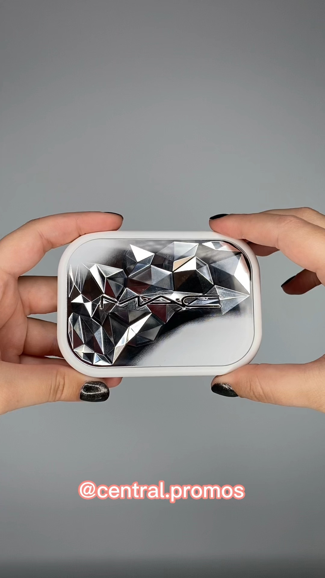 A paleta de sombras MAC Sparkle Storm na cor Cabin Fever é uma paleta de edição limitada da coleção Holiday 2023. A paleta contém seis sombras, três em acabamento matte e três em acabamento cintilante, elas são fáceis de aplicar e têm uma ótima pigmentação.  
As sombras também são suaves, cremosas e espalham-se uniformemente na pele. Tem uma longa duração, podendo durar até oito horas sem borrar. 
 
Está com desconto de 40% no site da Sephora, eu já aproveitei!



#LTKbrasil