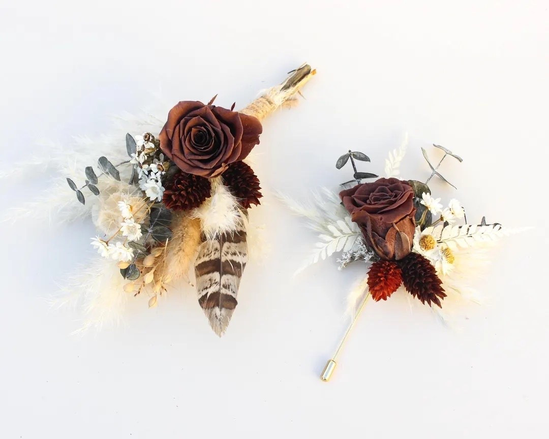 This elegant dried flower boutonniere features a stunning chocolate-toned preserved rose accented with eucalyptus, star flowers, and pheasant feather for a warm, sophisticated look. Perfect for grooms, groomsmen, and special occasions, this handcrafted piece adds timeless charm and natural texture to any suit. Choose from natural twine or ivory ribbon for the perfect finishing touch. #DriedFlowerBoutonniere #PreservedRose #GroomStyle #BohoWedding #RusticWedding #WeddingAccessories #GroomsmenGift #EverlastingFlowers #LTKWedding #WeddingDetails

#LTKWedding #LTKMens #LTKSeasonal