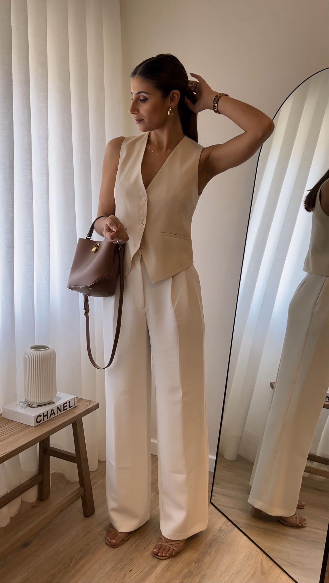 Day 4 of 15 Days styling my Spring/Summer Capsule Wardrobe ✨

Actual trousers (9929/024) are from Zara and waist coat from a Portuguese brand called @bangaram.shop

#capsulewardrobe #minimalfashion #oldmoneyfashion

#LTKWorkwear #LTKSeasonal #LTKStyleTip