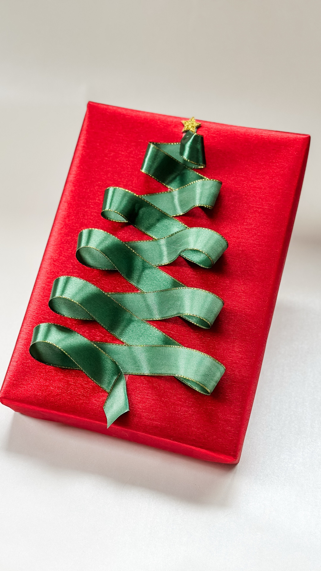 How good would this tree look underneath *your* tree?! My first time trying this technique, and safe to say, it’s here to stay! 🎄