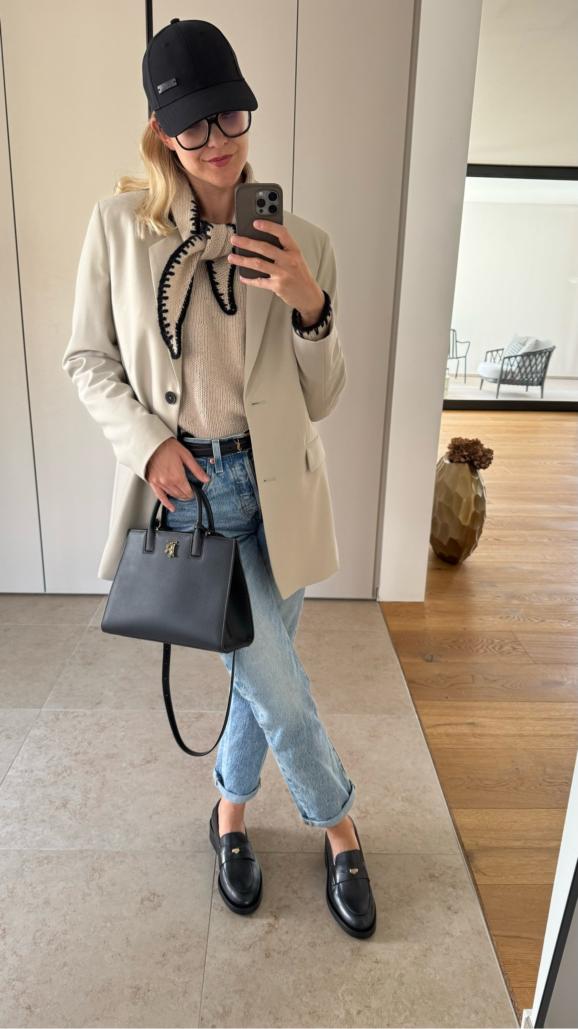 #CCSweater - OUTFIT 1

Lässig fürs Büro, mit Jeans, Blaser, Cap und Loafers



#LTKworkwear #LTKdeutschland #LTKautumn