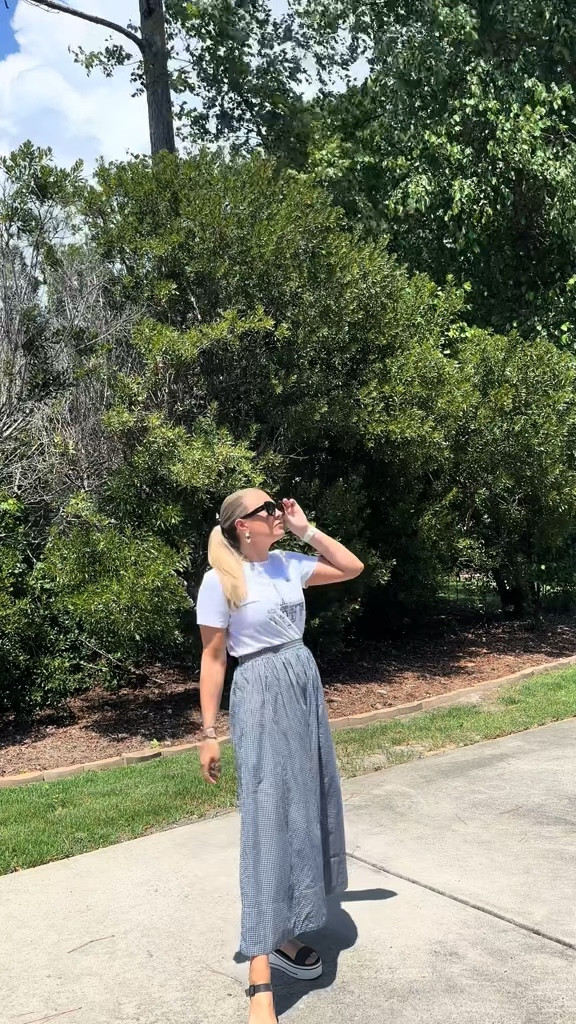I’m a sucker for a black and white fit! 🤍🖤
Top: Francesca’s, Size M
Skirt: Aerie, Size S
Shoes: Francesca’s (Bought several years ago) Any black sandal would do the trick!
Sunglasses: Quay
Earrings: House of Harlow 1960 at TJ Maxx